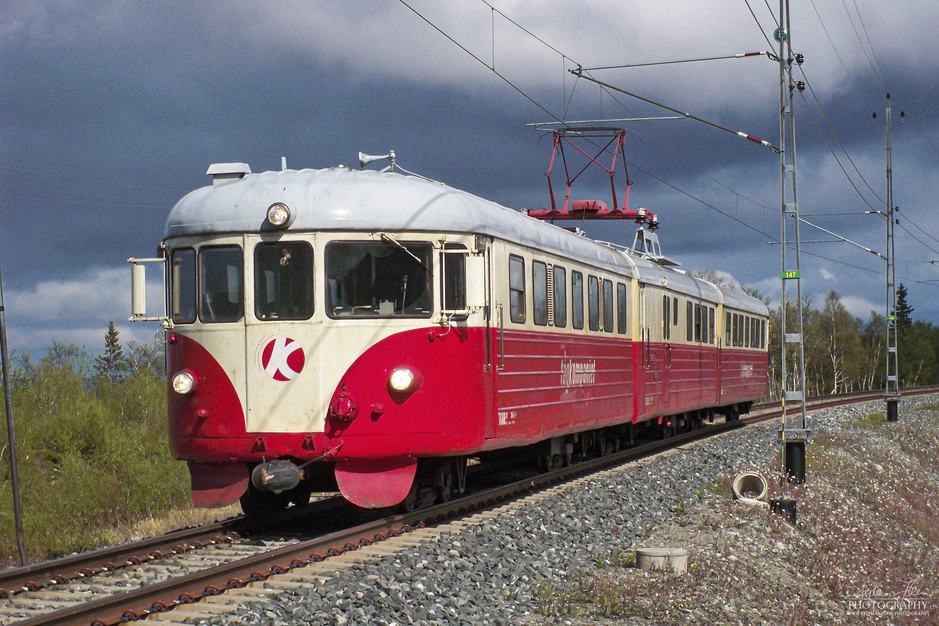 Ein elektrischer Triebwagen der schwedischen Baureihe X20 in der Hochebene vor Storlien
