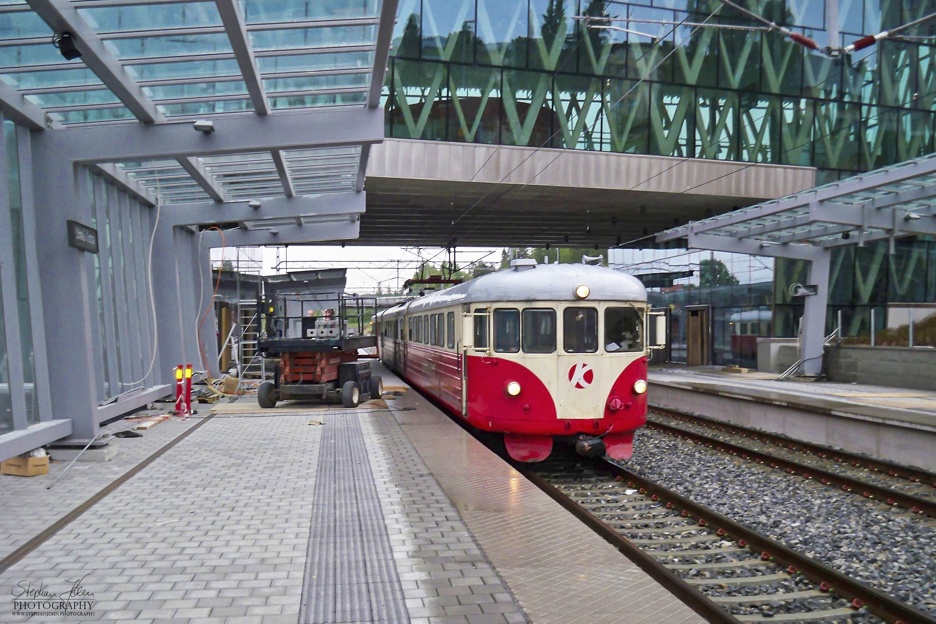 Der X20 als Sonderzug hält als erster Personenzug im noch im Bau befindlichen Bahnhof Umeå Östra.