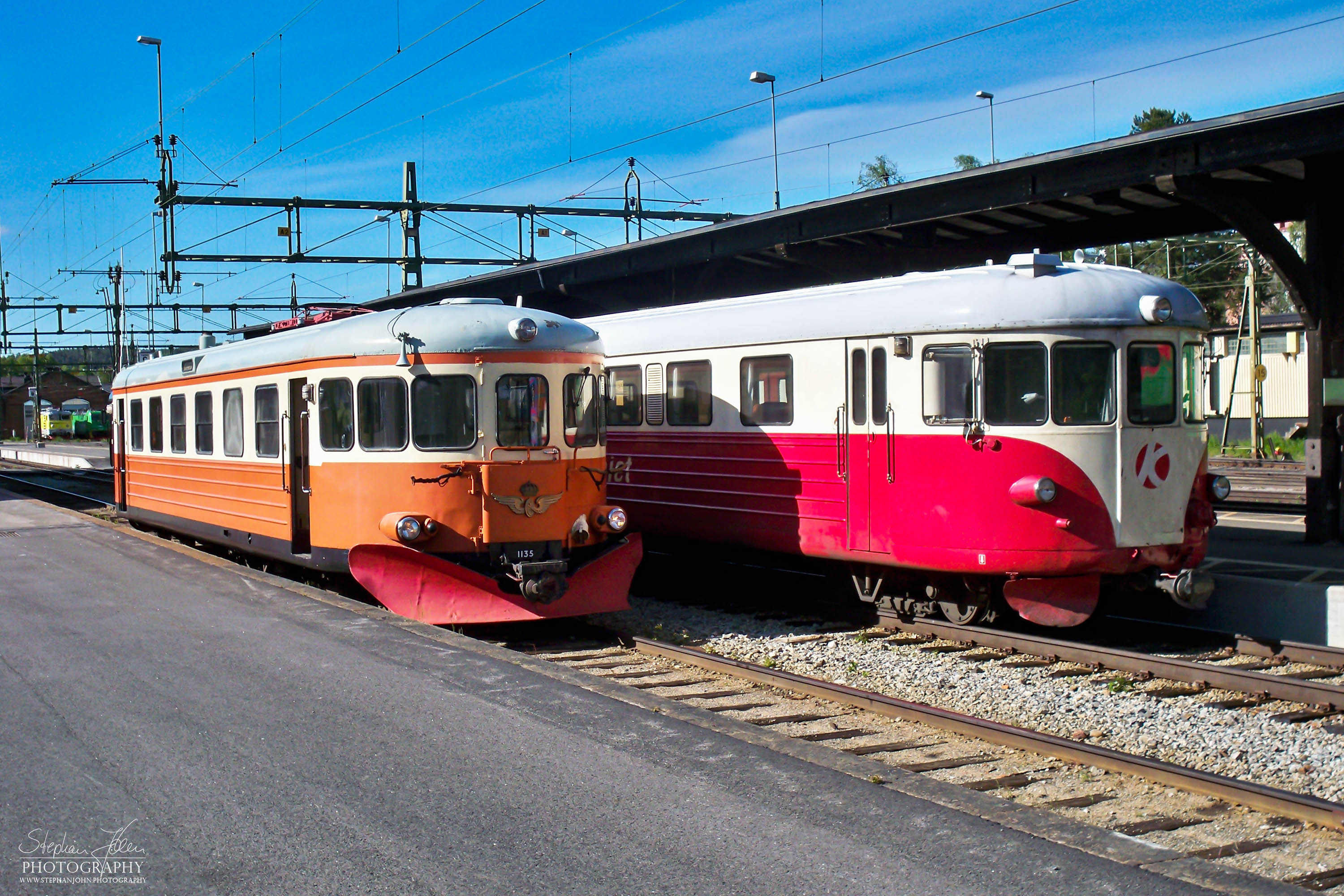 Triebwagen X20 und Triebwagen Y6 stehen in Vännäs