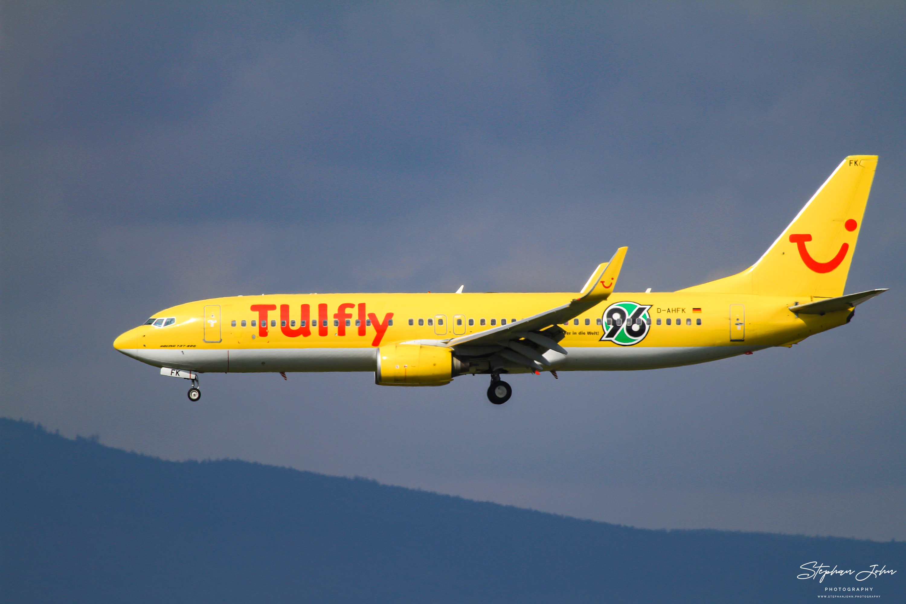 Boeing 737 800 von TUIfly mit Werbung für den Fußballverein Hannover 96