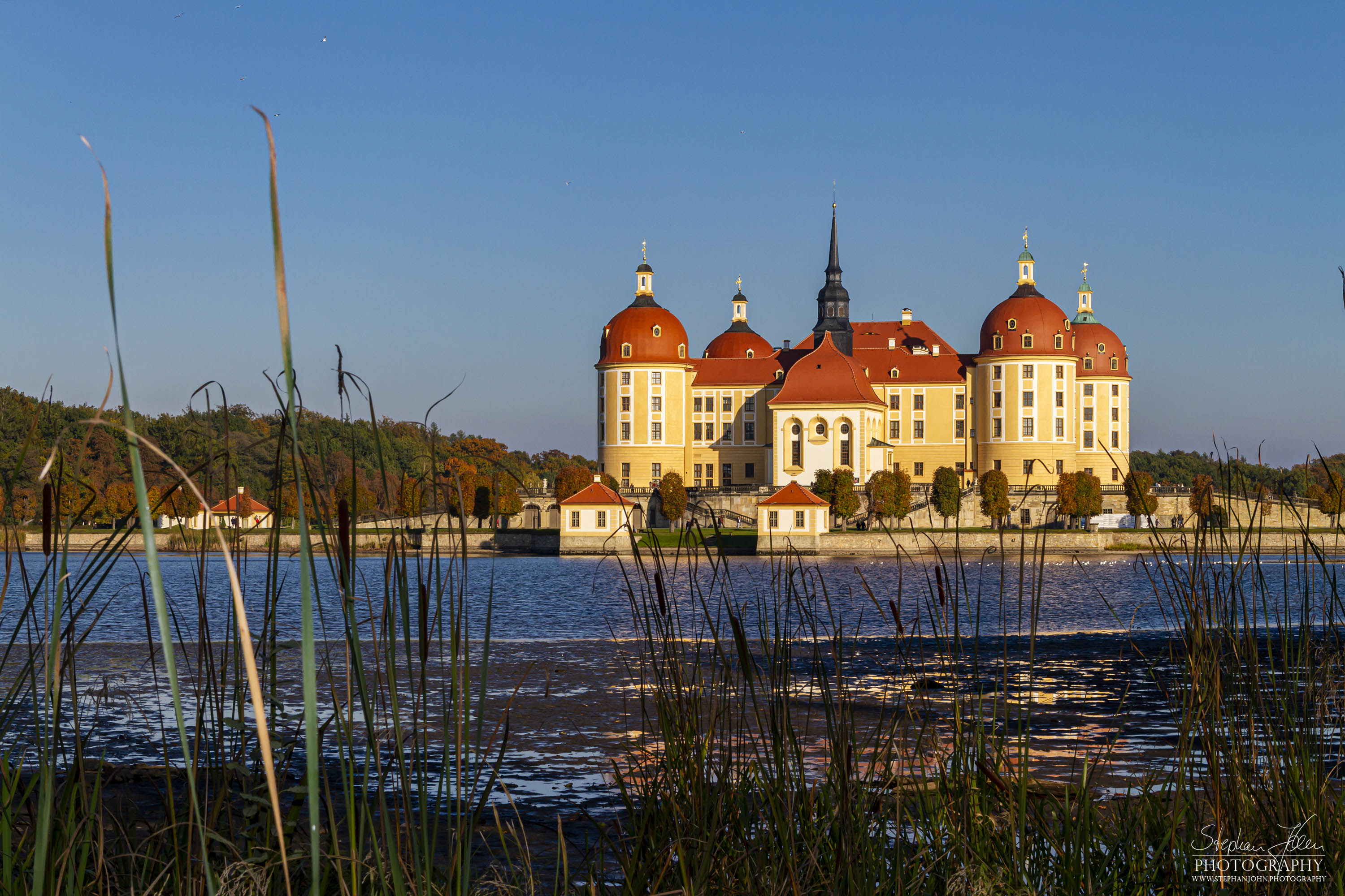 <p>Das Schloss Moritzburg liegt in der gleichnamigen Gemeinde Moritzburg nahe Dresden. Das auf ein Jagdhaus des 16. Jahrhunderts zurückgehende Jagdschloss erhielt seine heutige Gestalt im 18. Jahrhundert unter August dem Starken.</p>