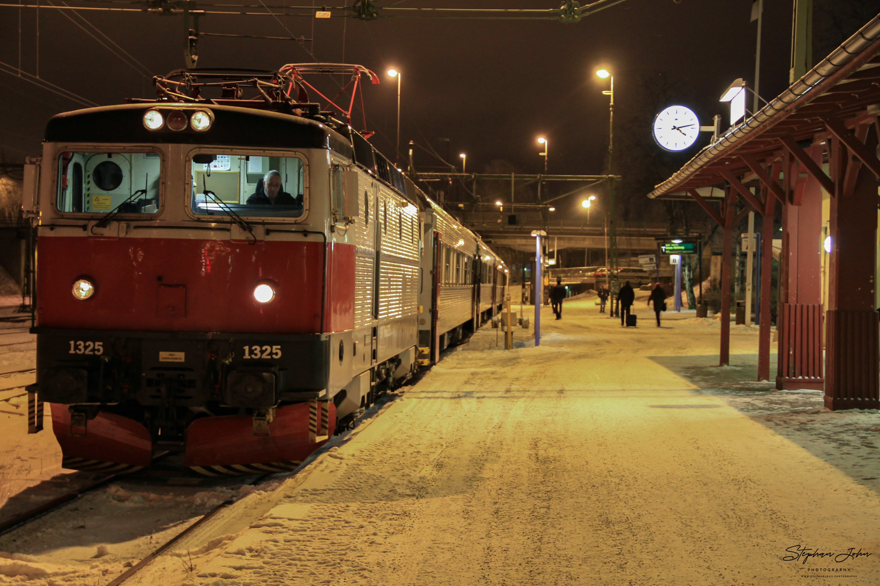 <p>Zug nach Stockholm steht in Luleå abfahrtbereit am Bahnsteig</p>