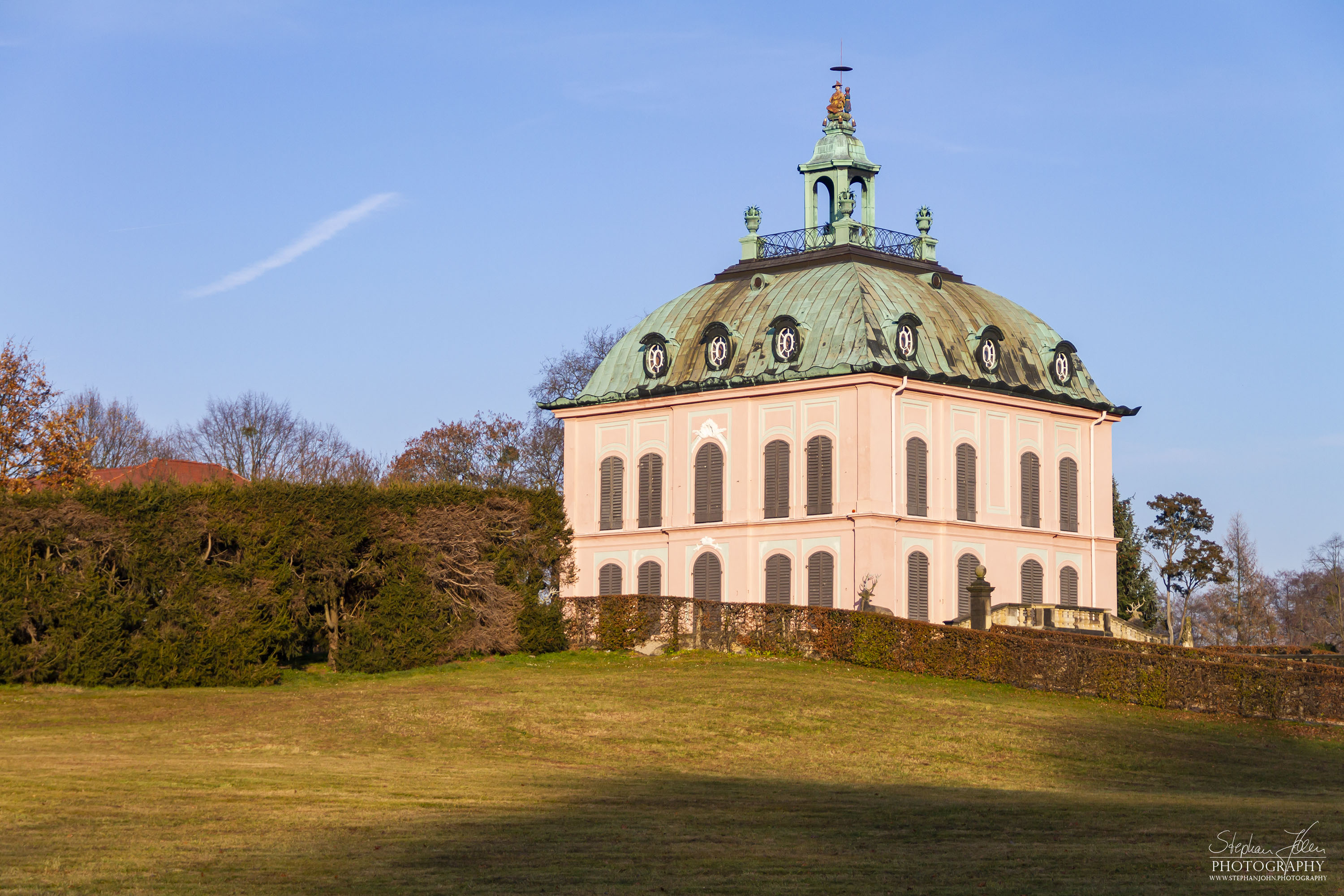 <p>Das Fasanenschlösschen steht in der Gemeinde Moritzburg bei Dresden. Es befindet sich in der 1728 angelegten Fasanerie des Schlossparks von Moritzburg. Das Schlösschen steht am Niederen Großteich Bärnsdorf nahe dem Leuchtturm Moritzburg</p>