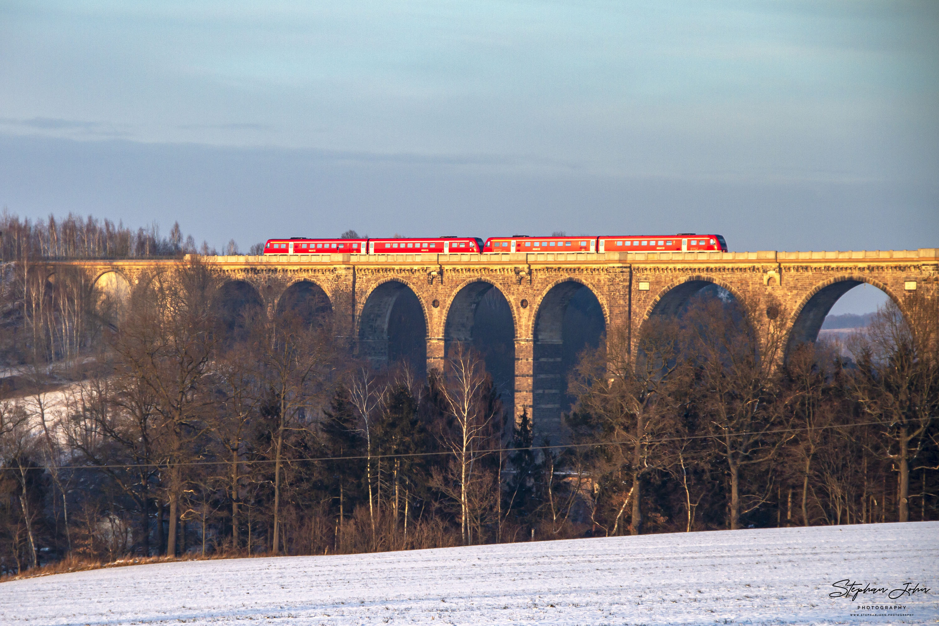 <p>RE von Chemnitz nach Leipzig mit 2x VT 612 auf dem Göhrener Viadukt</p>
