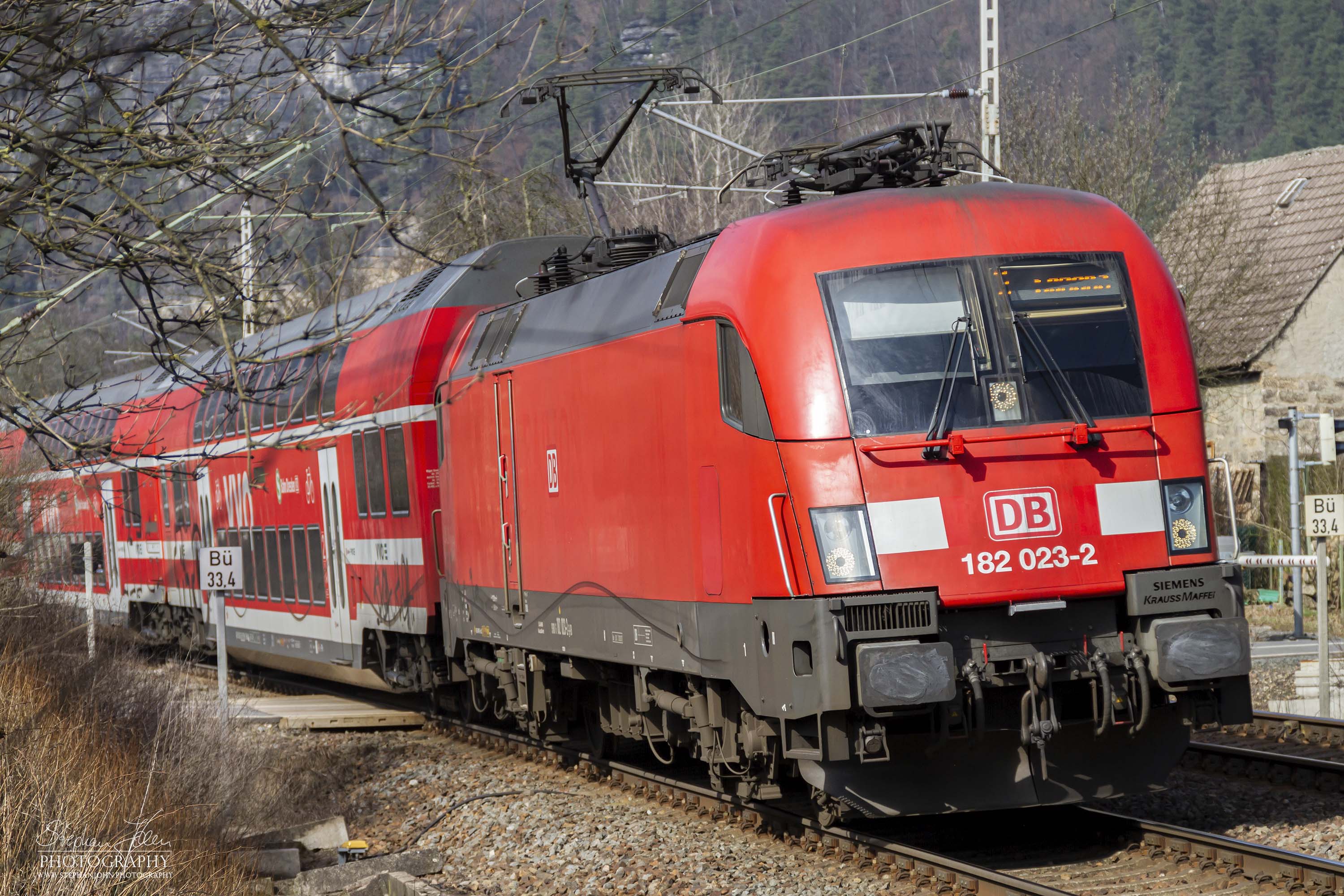 Lok 182 023-2 ist als Linie S1 der S-Bahn Dresden im Elbtal unterwegs