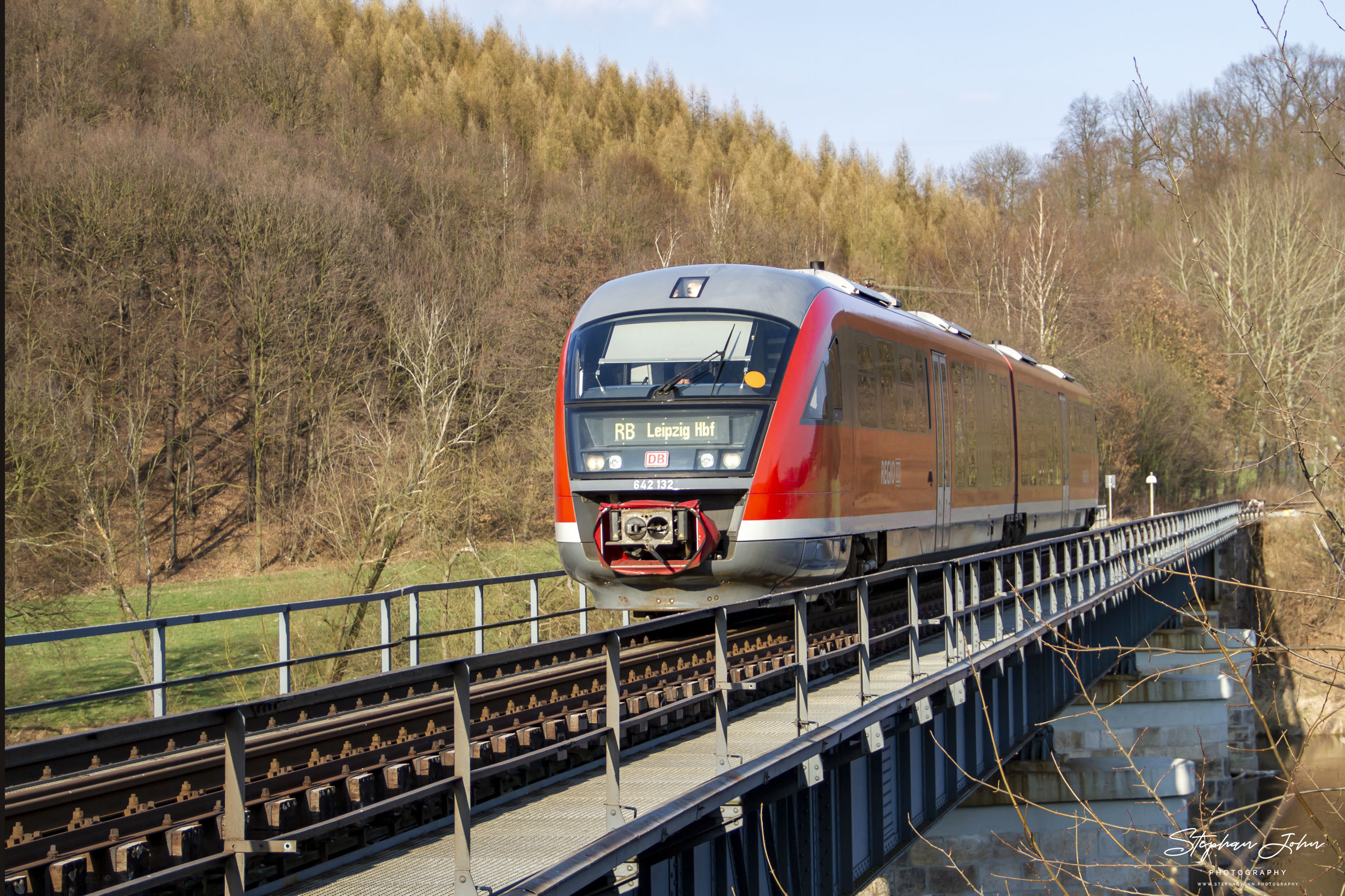 <p>VT 642 132 der DB Regio überquert die Muldebrücke bei Leisnig auf den Weg nach Leipzig</p>