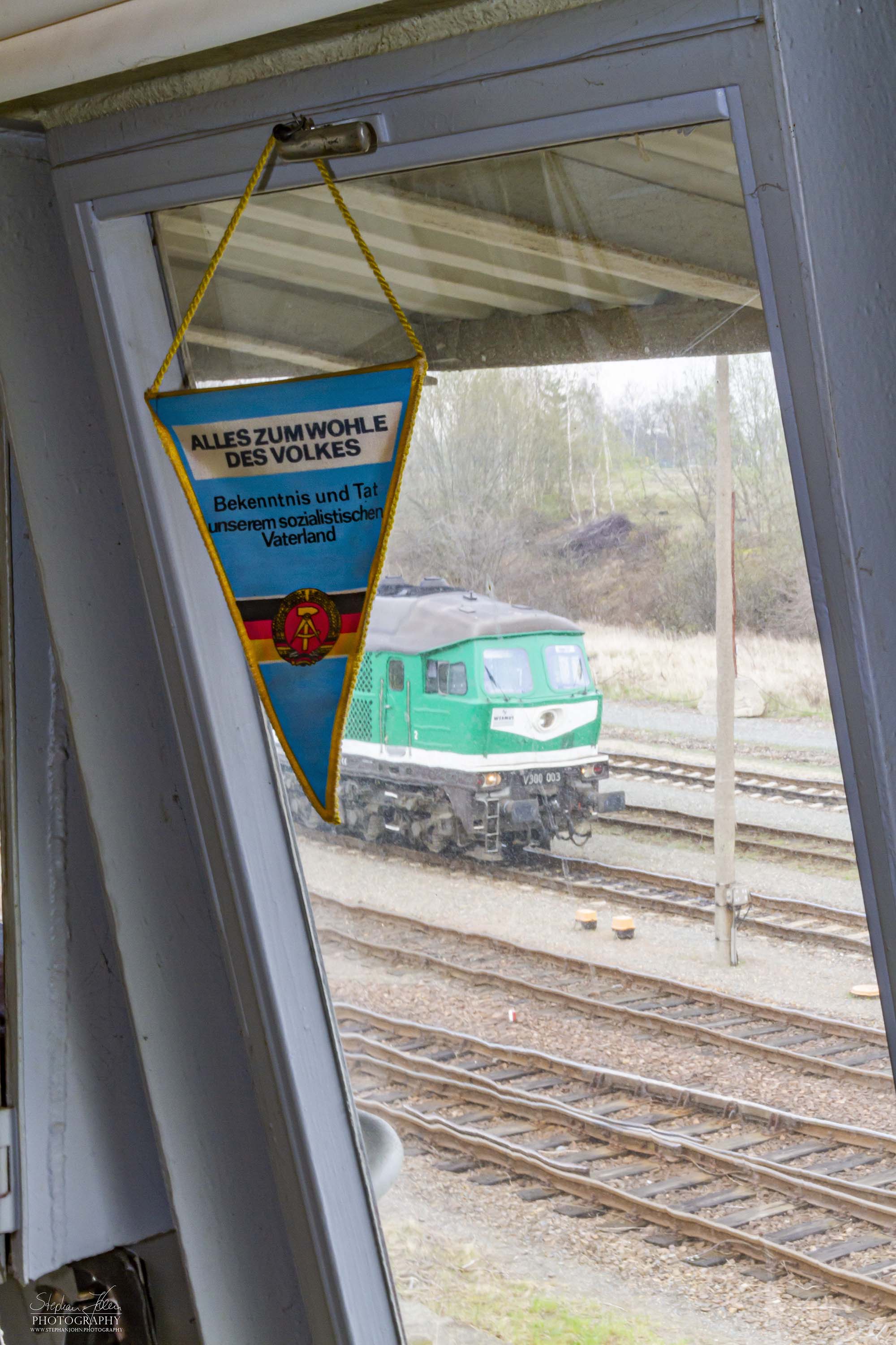 Blick aus dem Stellwerk in Schmirchau auf den angekommenen Zug aus Kayna