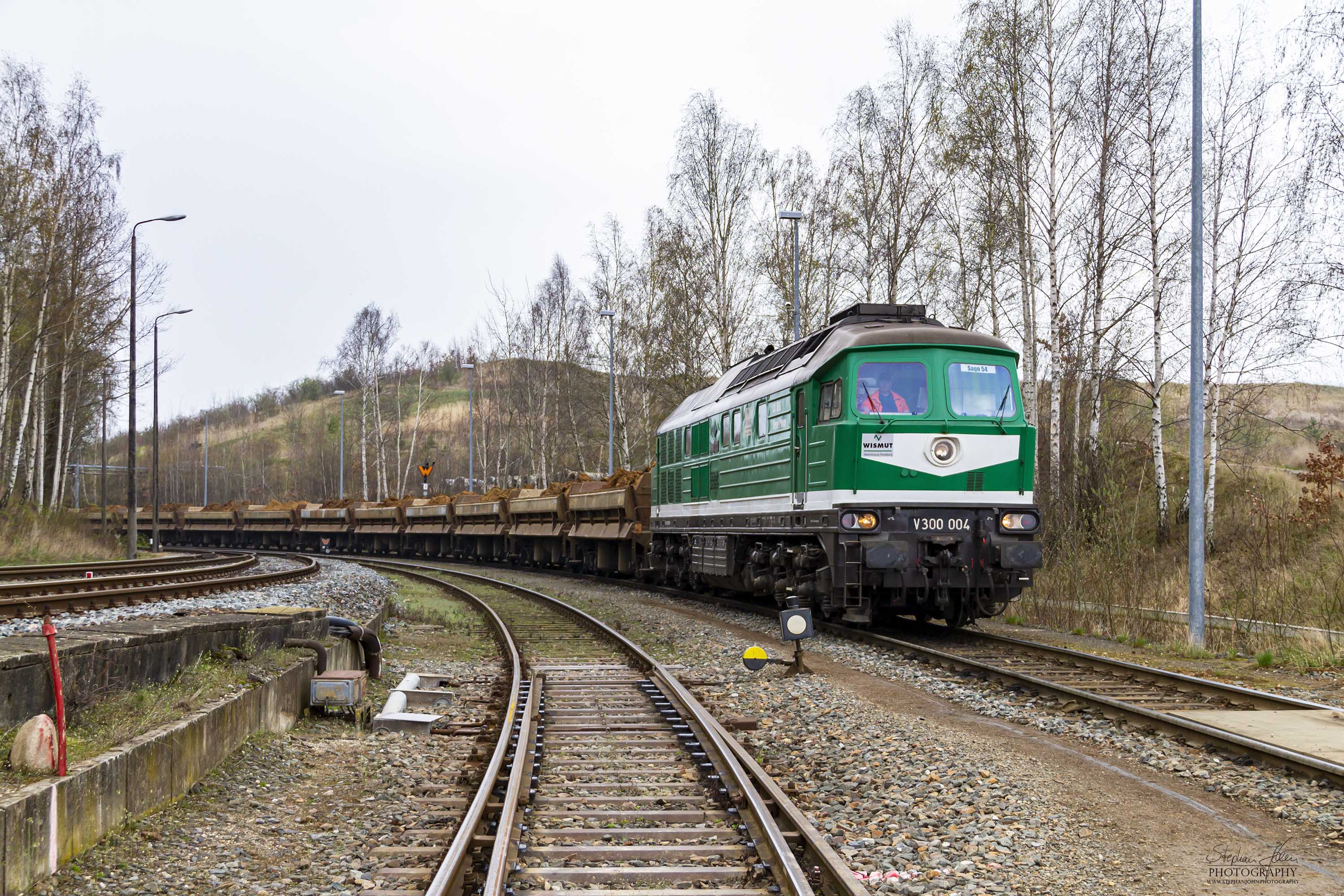 Ein Zug der Wismutbahn von Kayna erreicht Reust, um den Zug in den Anschluss Lichtenberg zum Entladen zu drücken