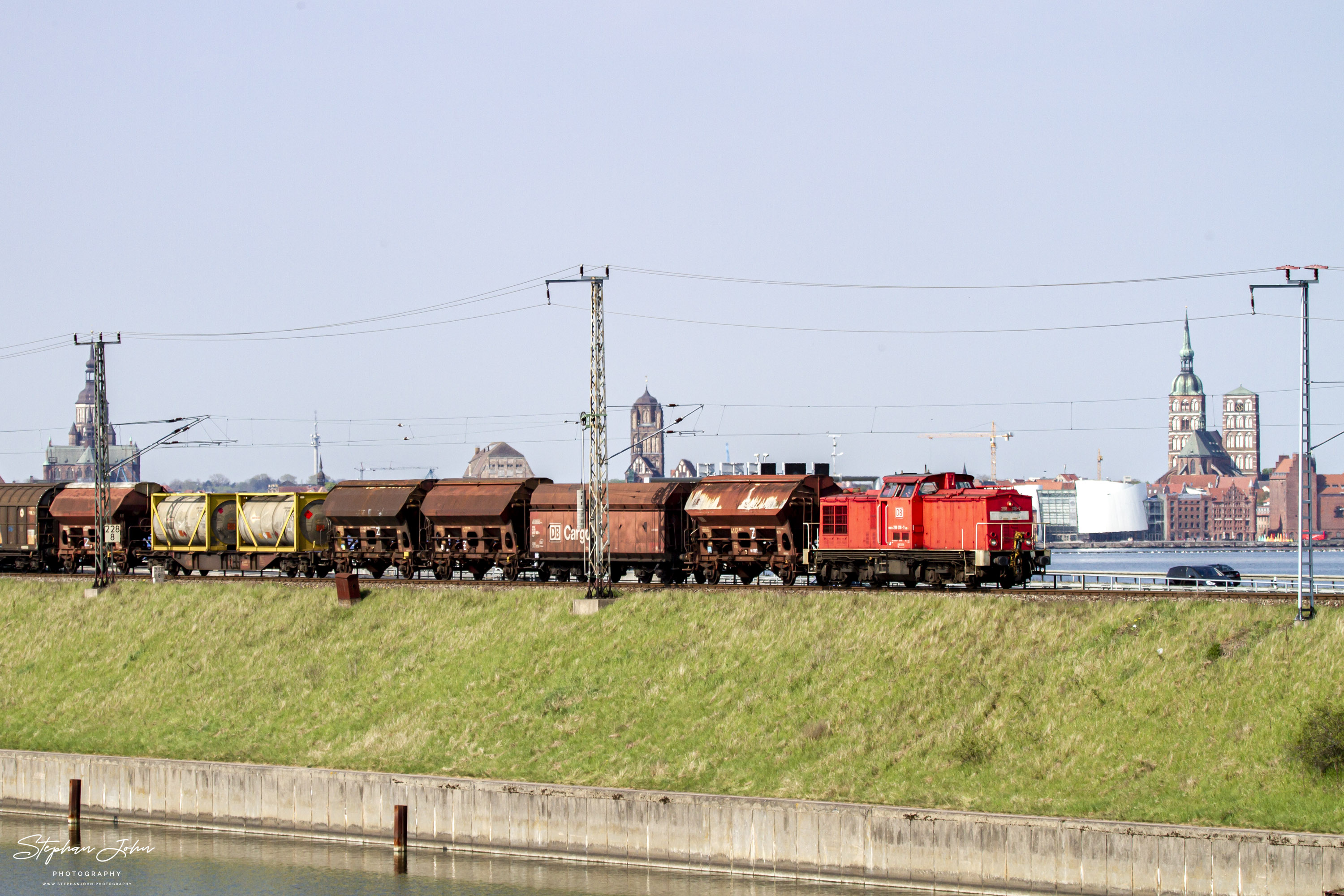 <p>Lok 298 318-7 zieht einen Güterzug über den Rügendamm in Richtung Bergen</p>