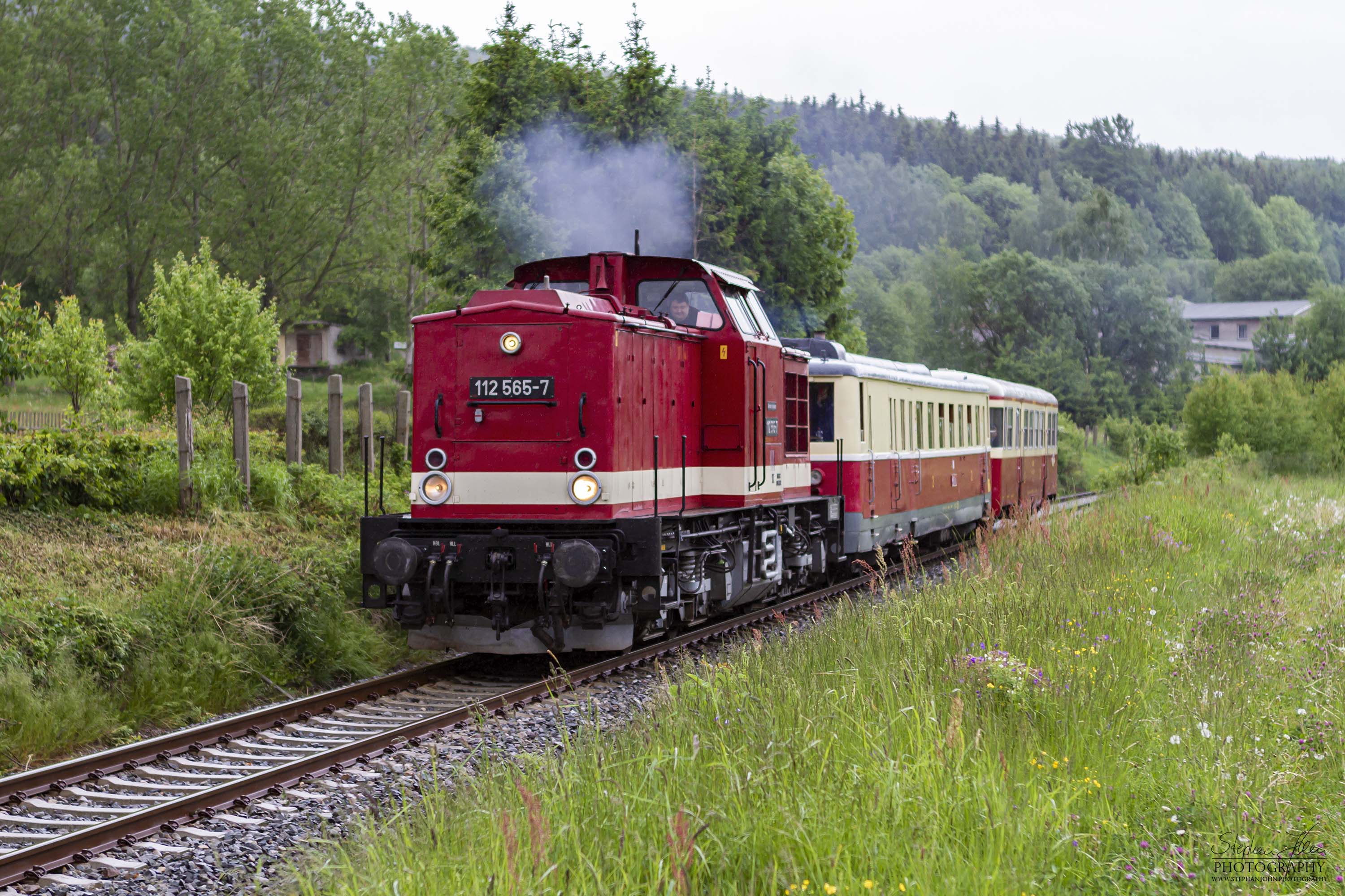 Da der tschechiche VT keine Zulassung für Deutschland hat, schleppt die Lok 112 565-7 den VT nach Vejprty.