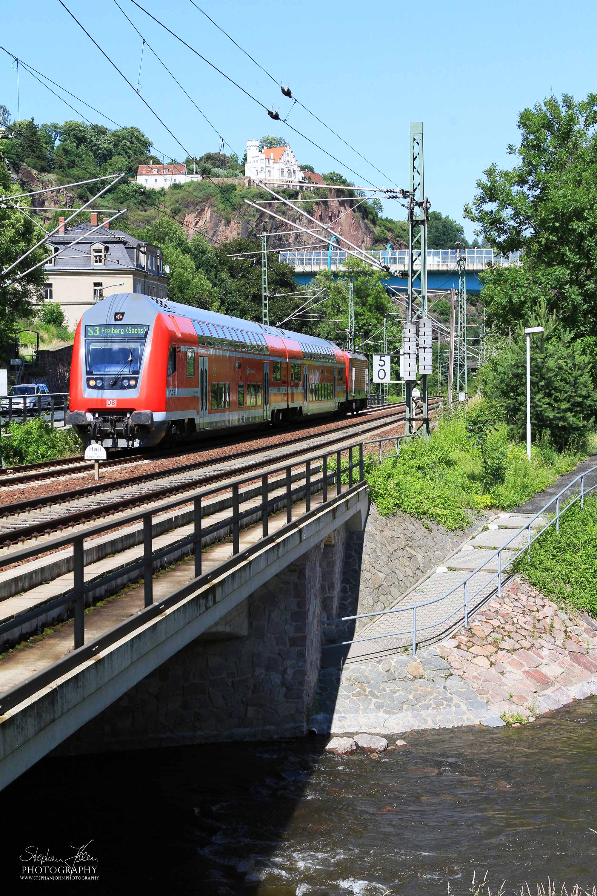Ein Zug der Linie S3 der S-Bahn Dresden auf der Fahrt nach Freiberg