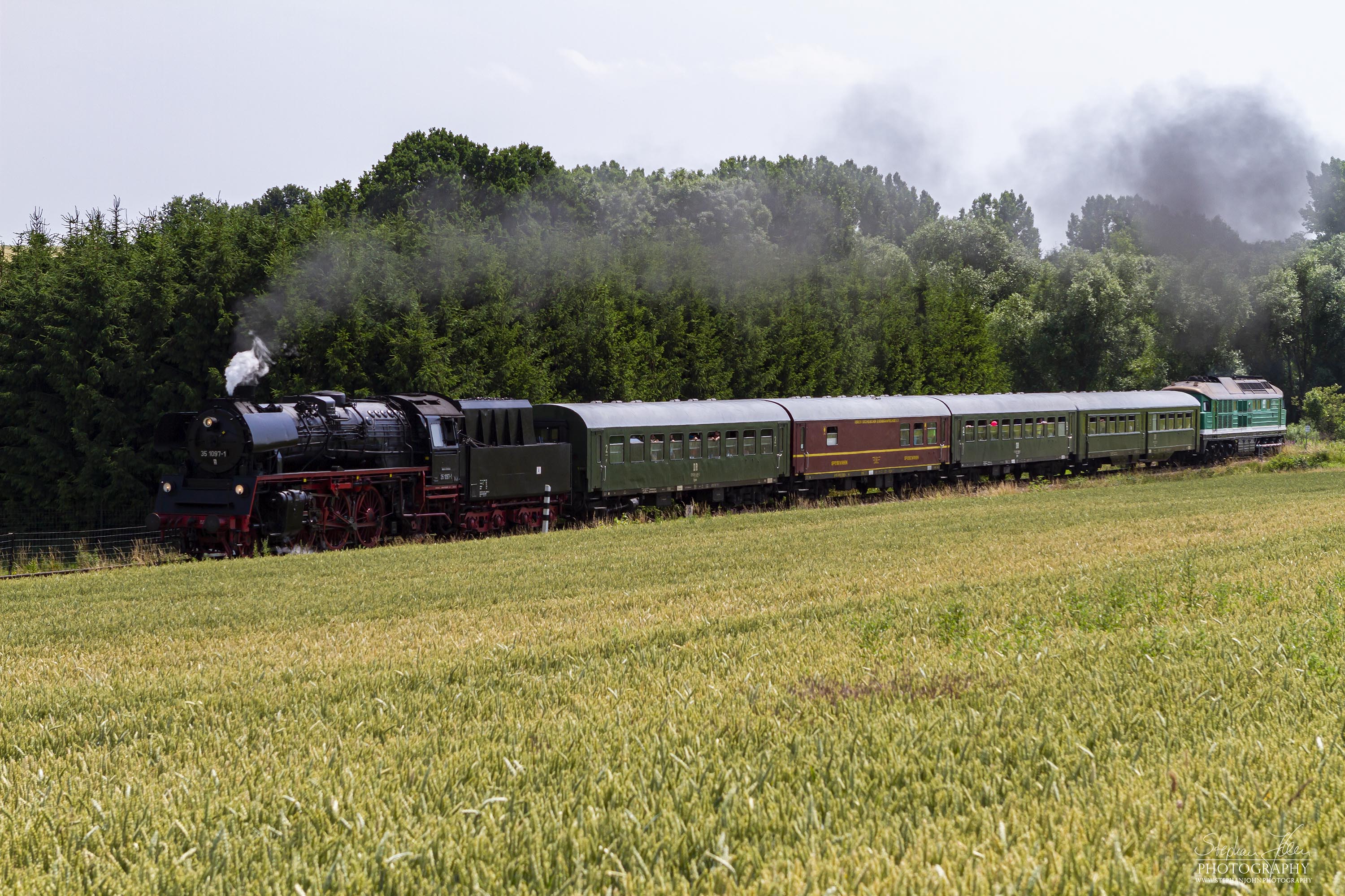 Zum Tag der Umwelt am 30.06.2012 fanden auf der Wismutbahn Sonderzugfahrten statt. Richtung Kayna war der Zug mit Lok 35 1097-1 bespannt. In Richtung Schirchau zog die Lok V300 001 den Zug.