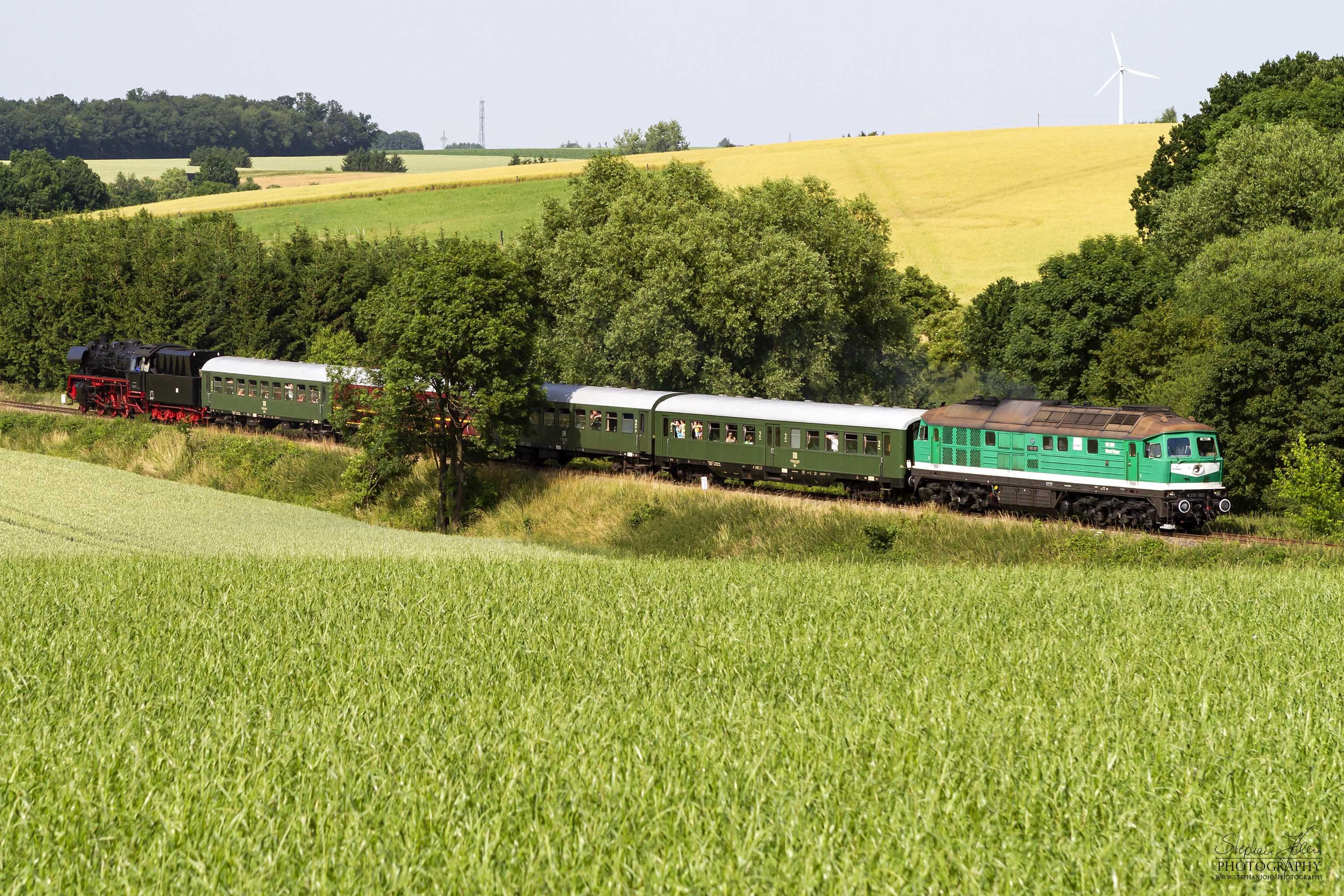 Zum Tag der Umwelt am 30.06.2012 fanden auf der Wismutbahn Sonderzugfahrten statt. Richtung Kayna war der Zug mit Lok 35 1097-1 bespannt. In Richtung Schirchau zog die Lok V300 001 den Zug.