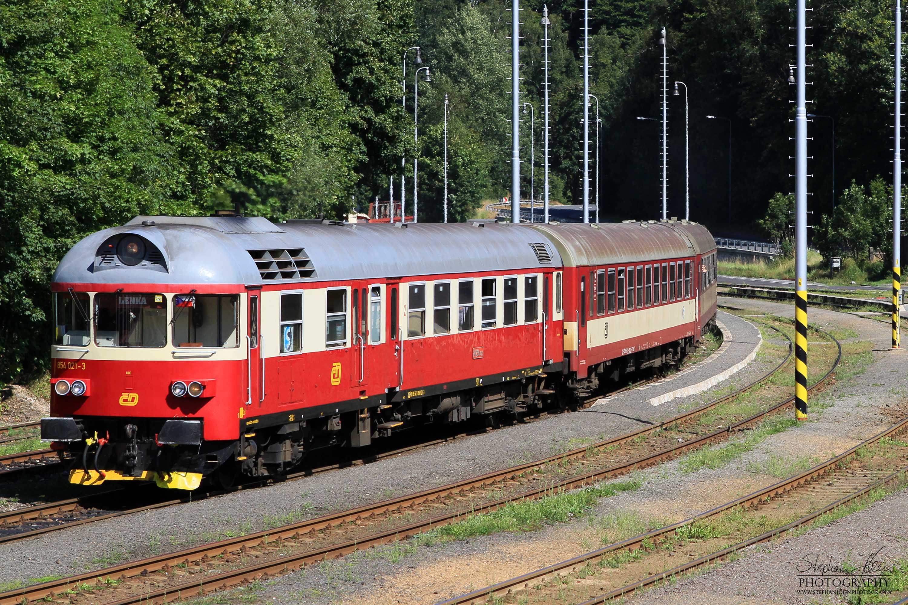 Triebwagen der tschechichen Baureie 854 im Bahnhof Tanvald
