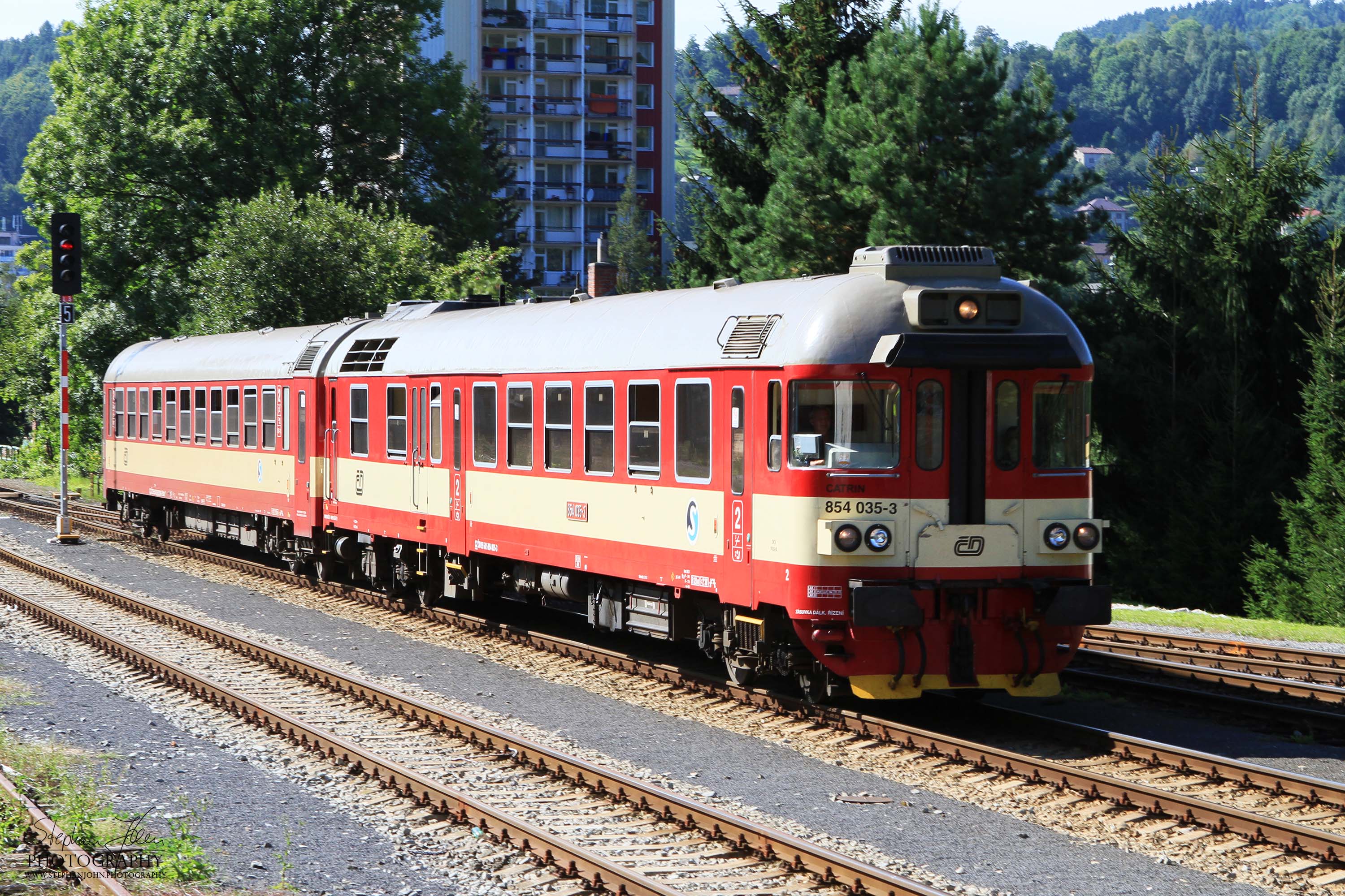 VT 854 035-3 fährt in Železný Brod ein