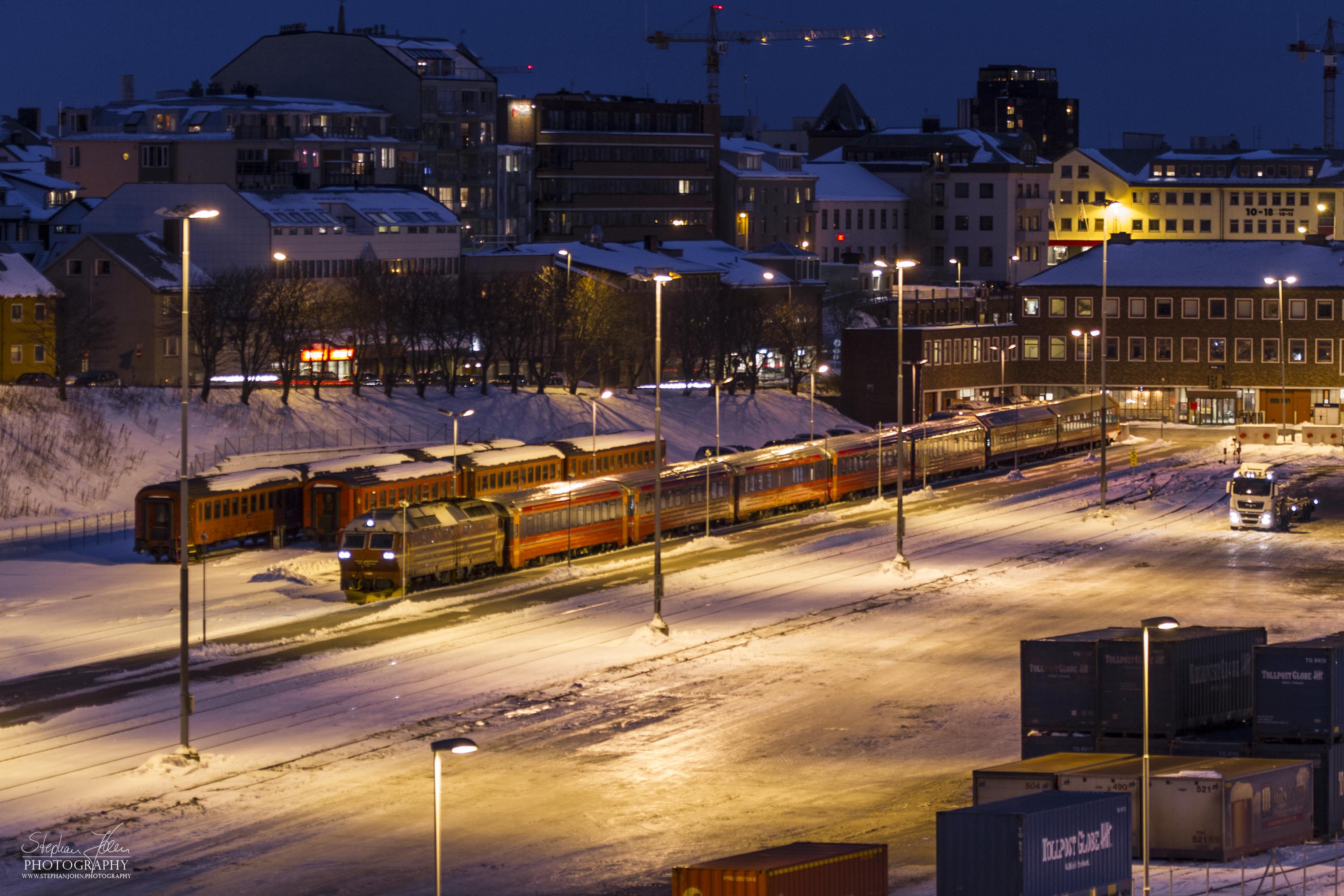 Bahnhof Bodø am 18.03.2013 mit Nachtzug 476 nach Trondheim