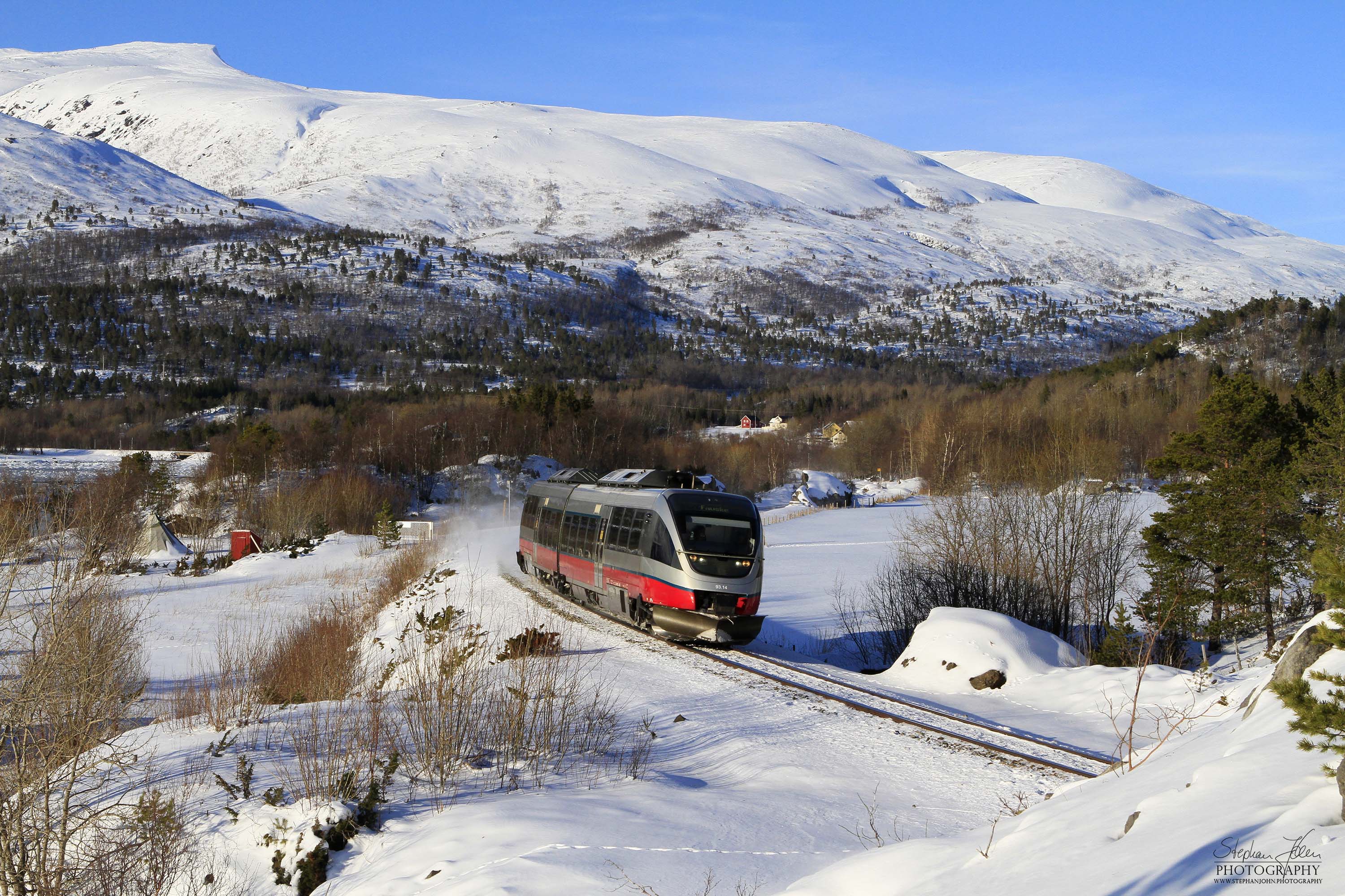 Zug R1788 von Bodø nach Fauske vor dem Berg Kvalhornet