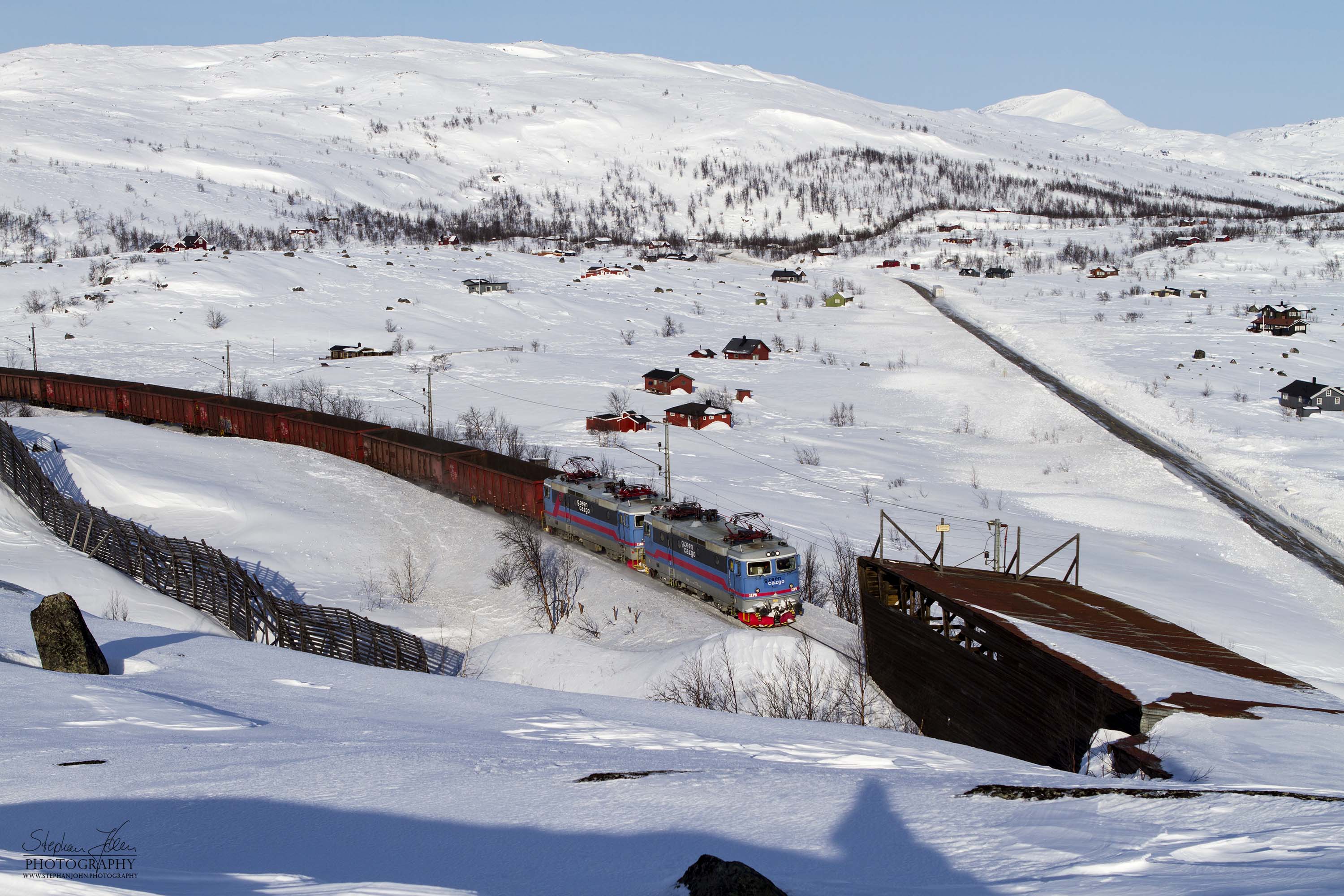 Leerer Erzzug der Northland Ressources auf der Fahrt nach Swappawaara am 21.03.2013 korz vor Björnfjell