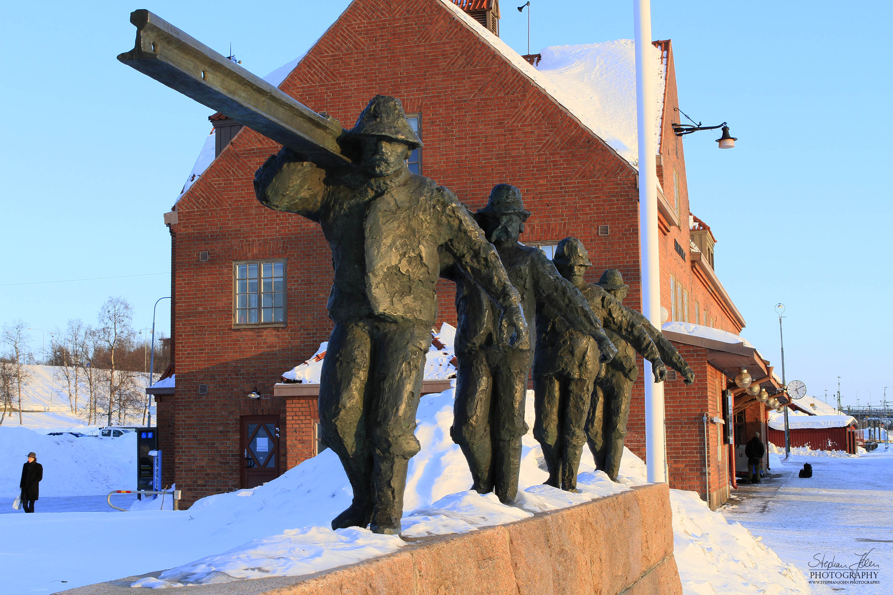 <p>Denkmal in Kiruna für die Bahnarbeiter (Rallare), die die Strecke Kiruna - Narvik gebaut haben</p>