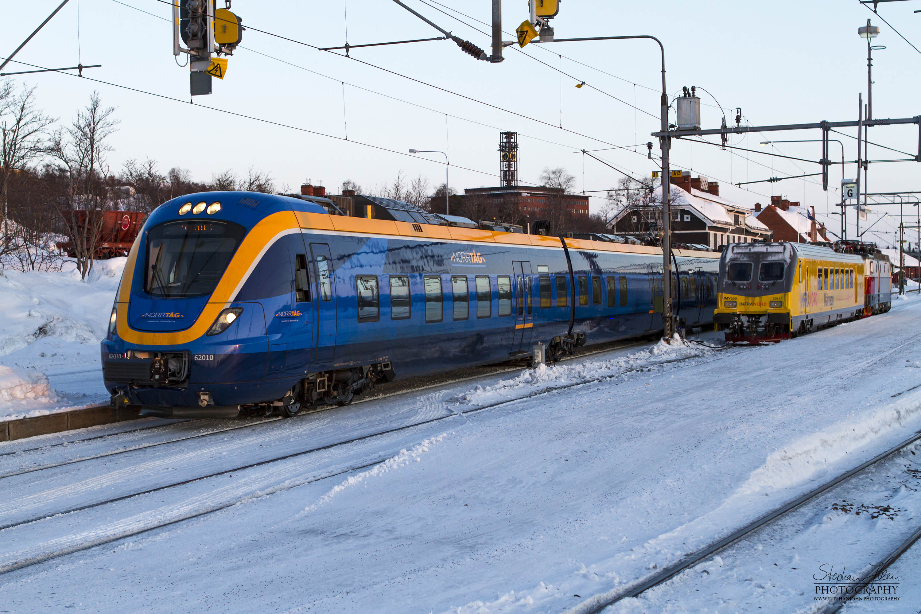 X62 als Norrtåg 7159 (Betreiber: Botniatåg) nach Luleå in der Ausfahrt in Kiruna