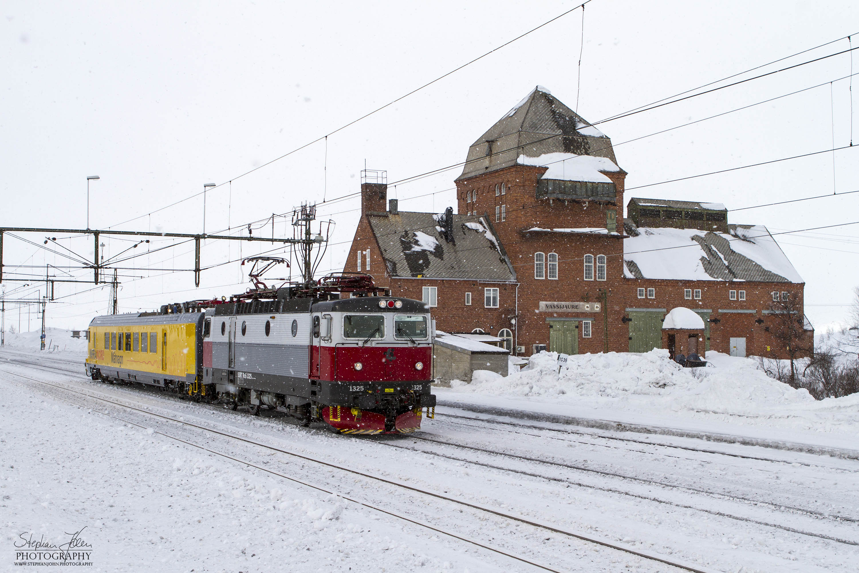 Messzug 72681 am 22.03.2013 von Riksgränsen nach Kiruna bei der Durchfahrt im Bahnhof Vassijaure