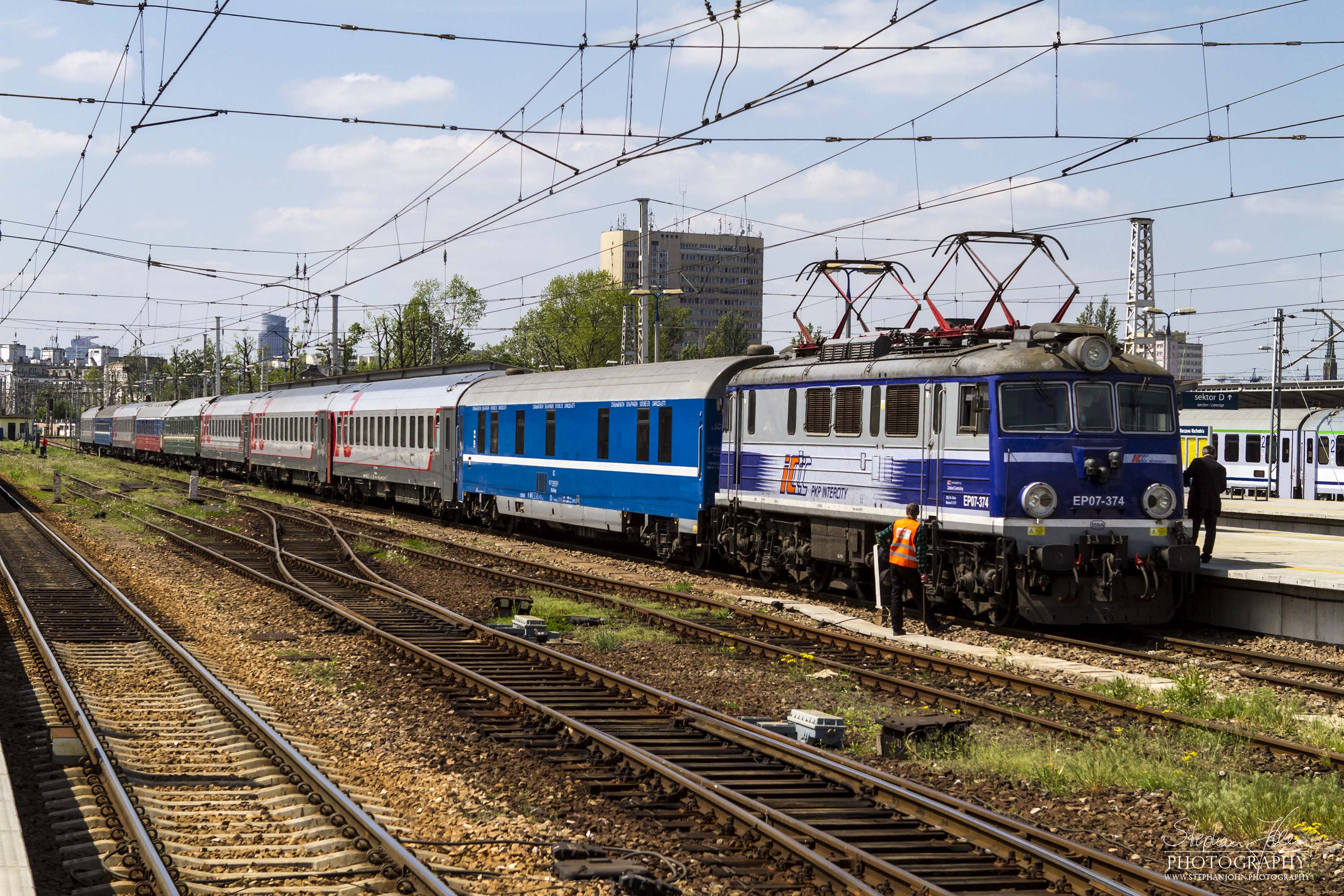 Der Zug Paris-Moskau wird in Warschau mit einer neuen Lok bespannt.