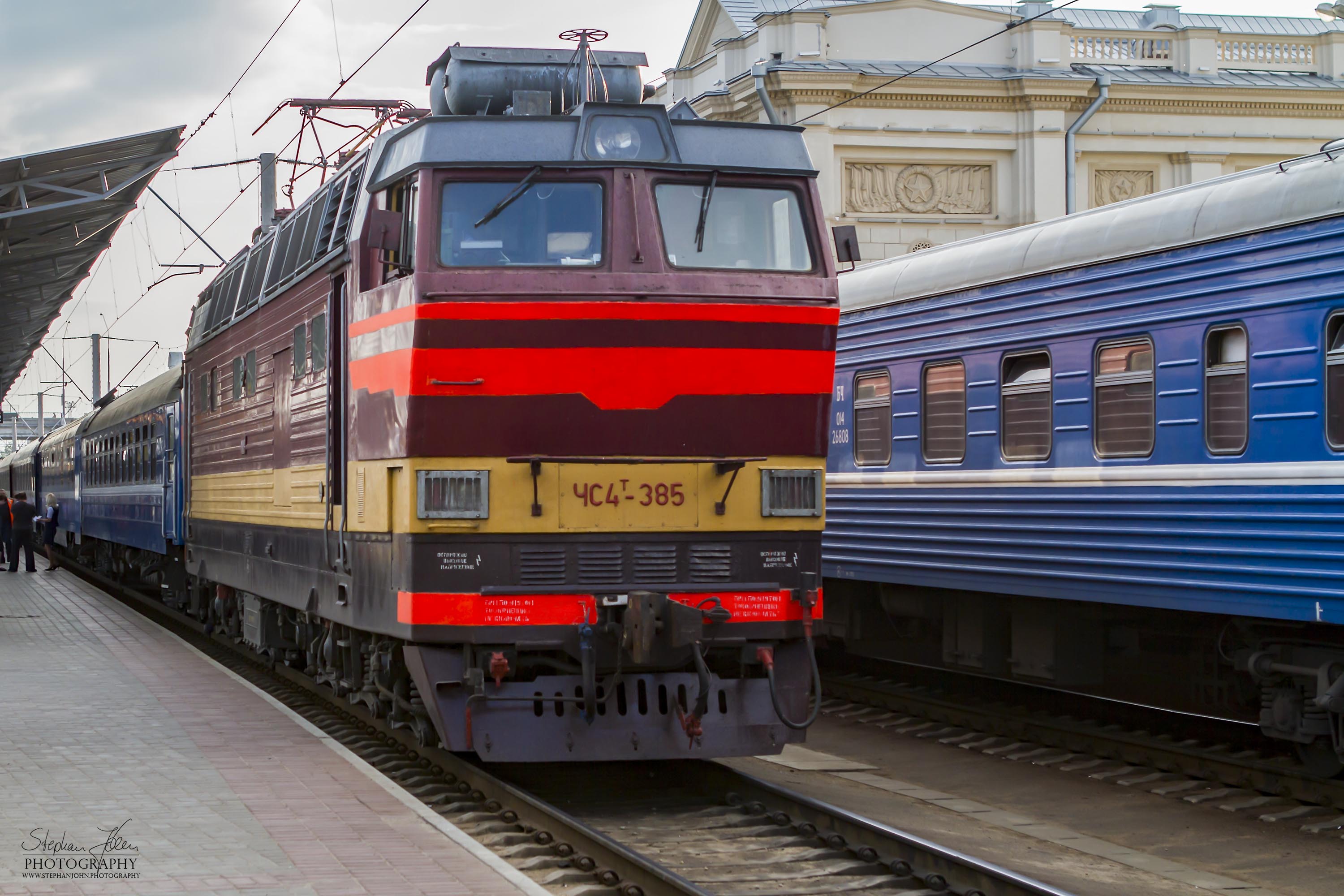 Abfahrtbereit nach Moskau steht der Zug in Brest am Bahnsteig