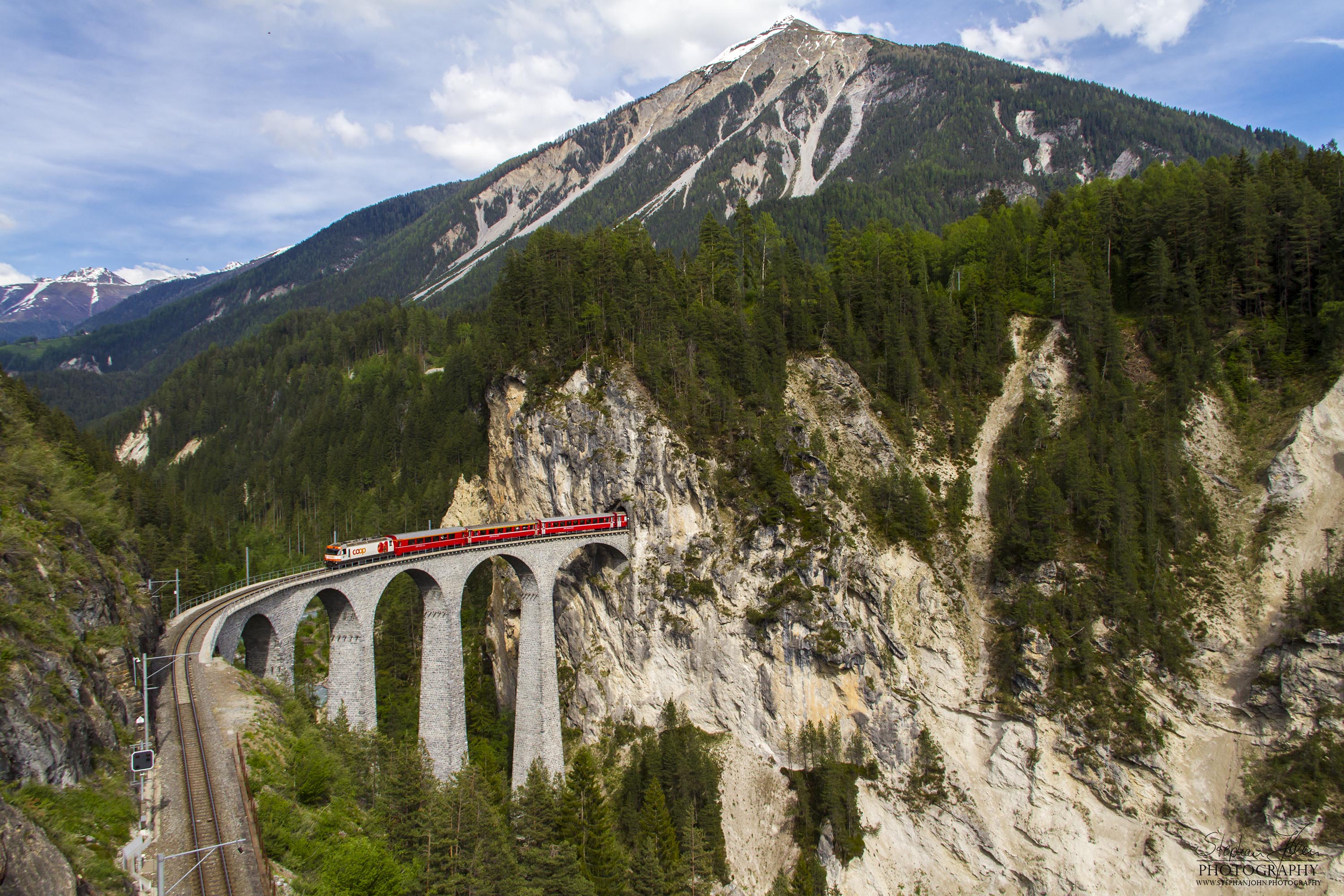 Zug IR 1156 der Rhätischen Bahn nach Chur auf dem Landwasserviadukt