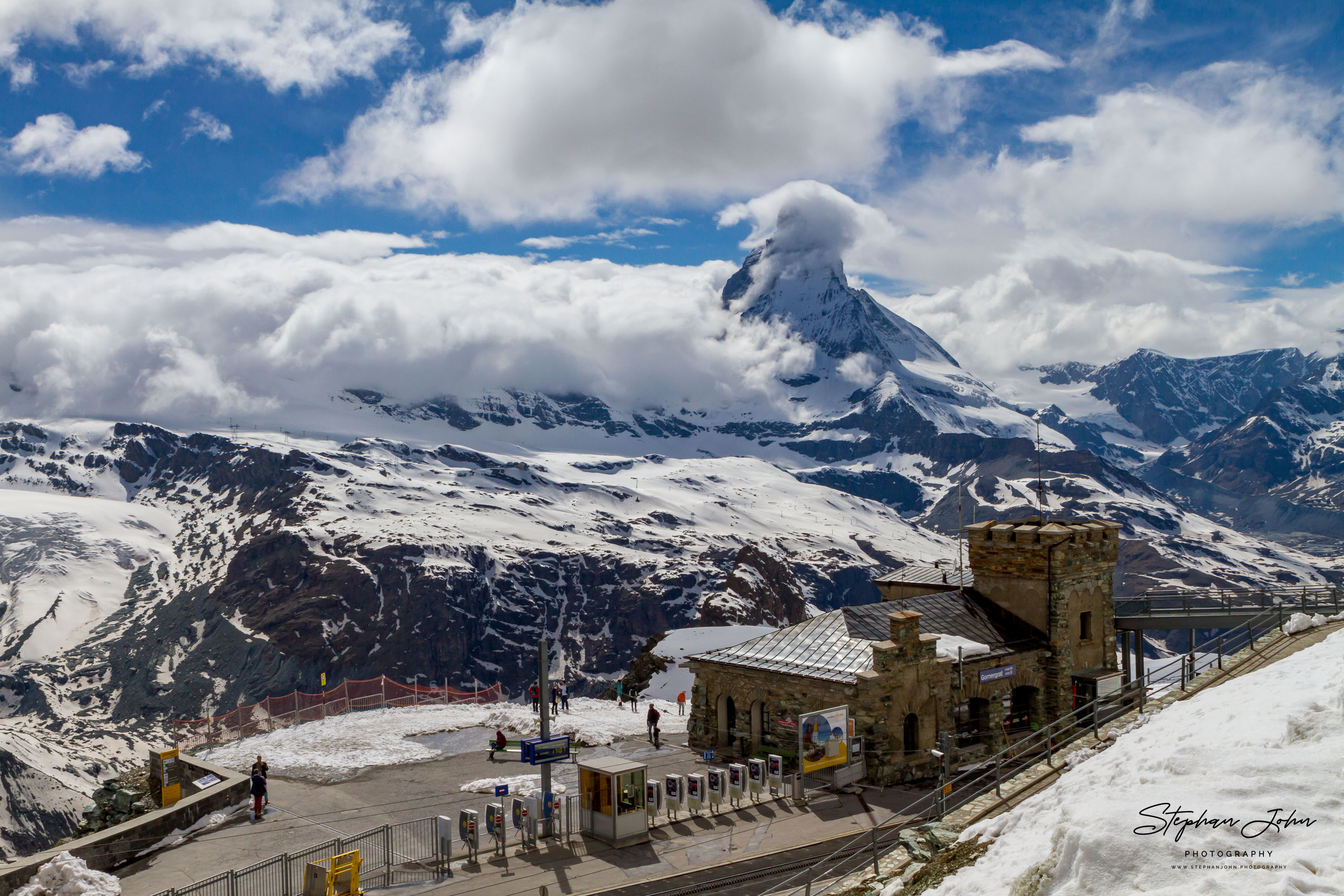 Blick über den Bahnhof Gornergrat zum Matterhorn