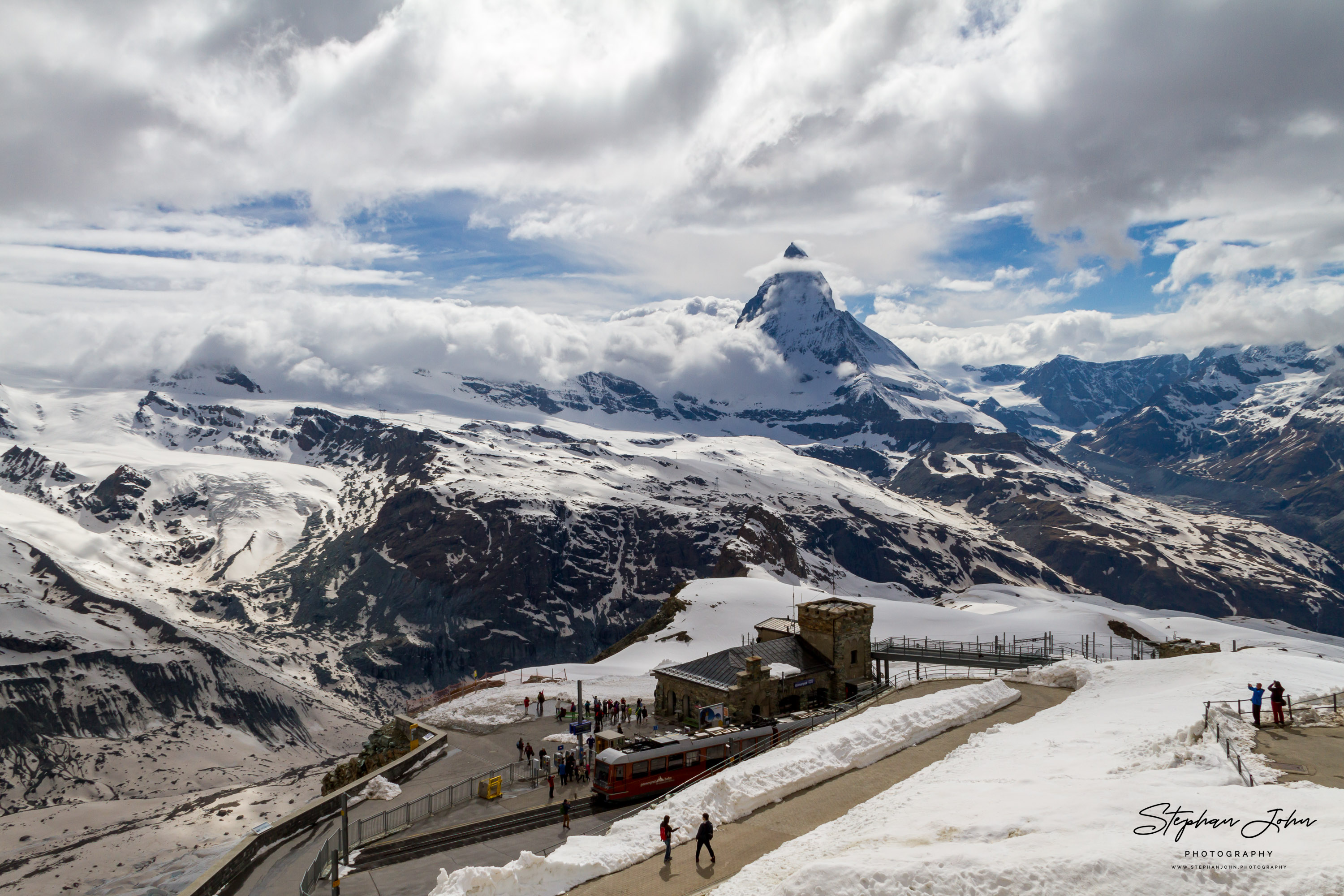 Blick über den Bahnhof Gornergrat zum Matterhorn