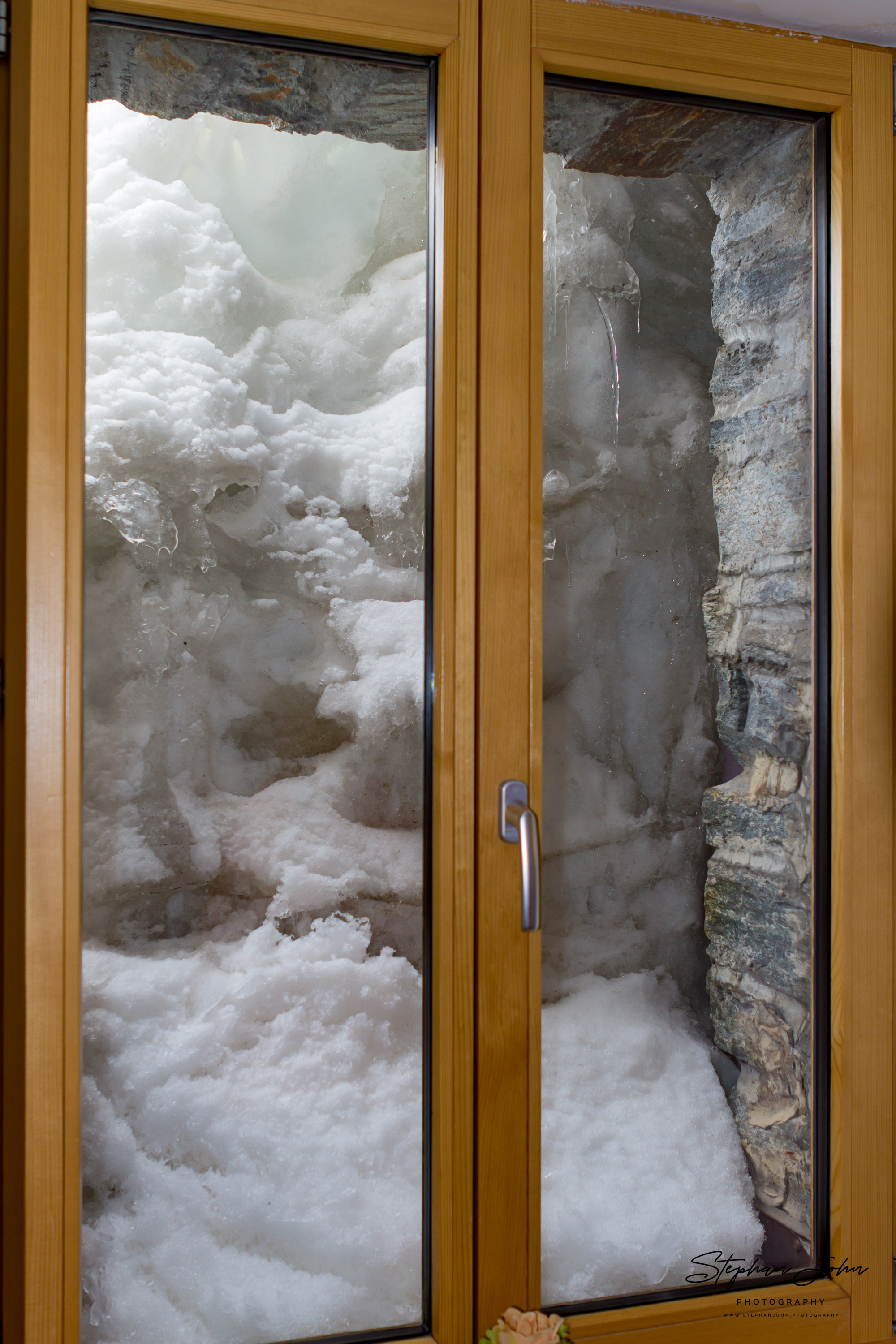 Blick aus dem Fenster im Gang des Kolmhotel Gornergrat auf die Schneereste