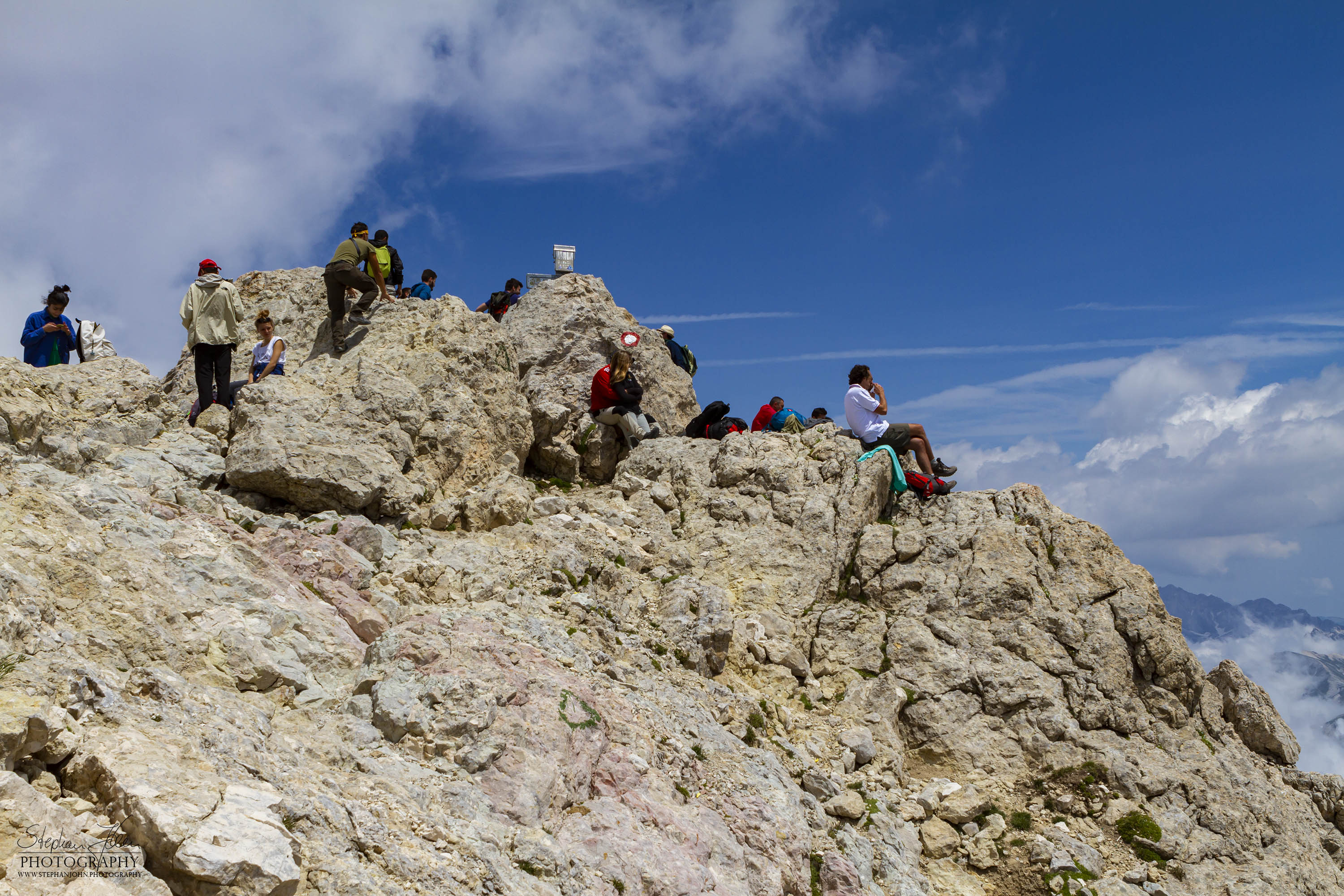 <p>Der Gipfel des Gran Sasso Corno Grande wird von vielen Bergwanderern besucht.</p>