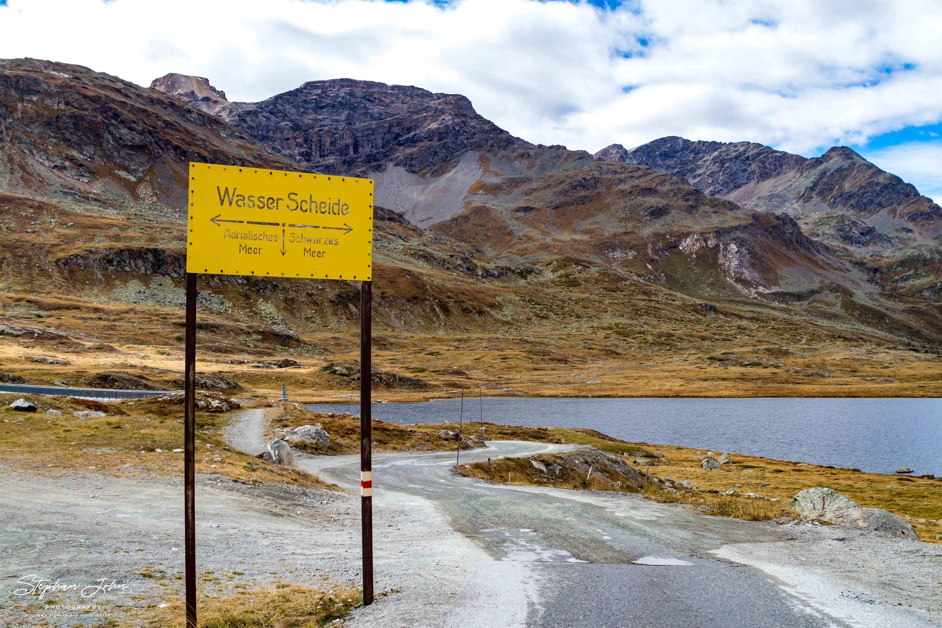 Wasserscheide zwischen dem Lago Bianco und dem Lago Nero am Berninapass