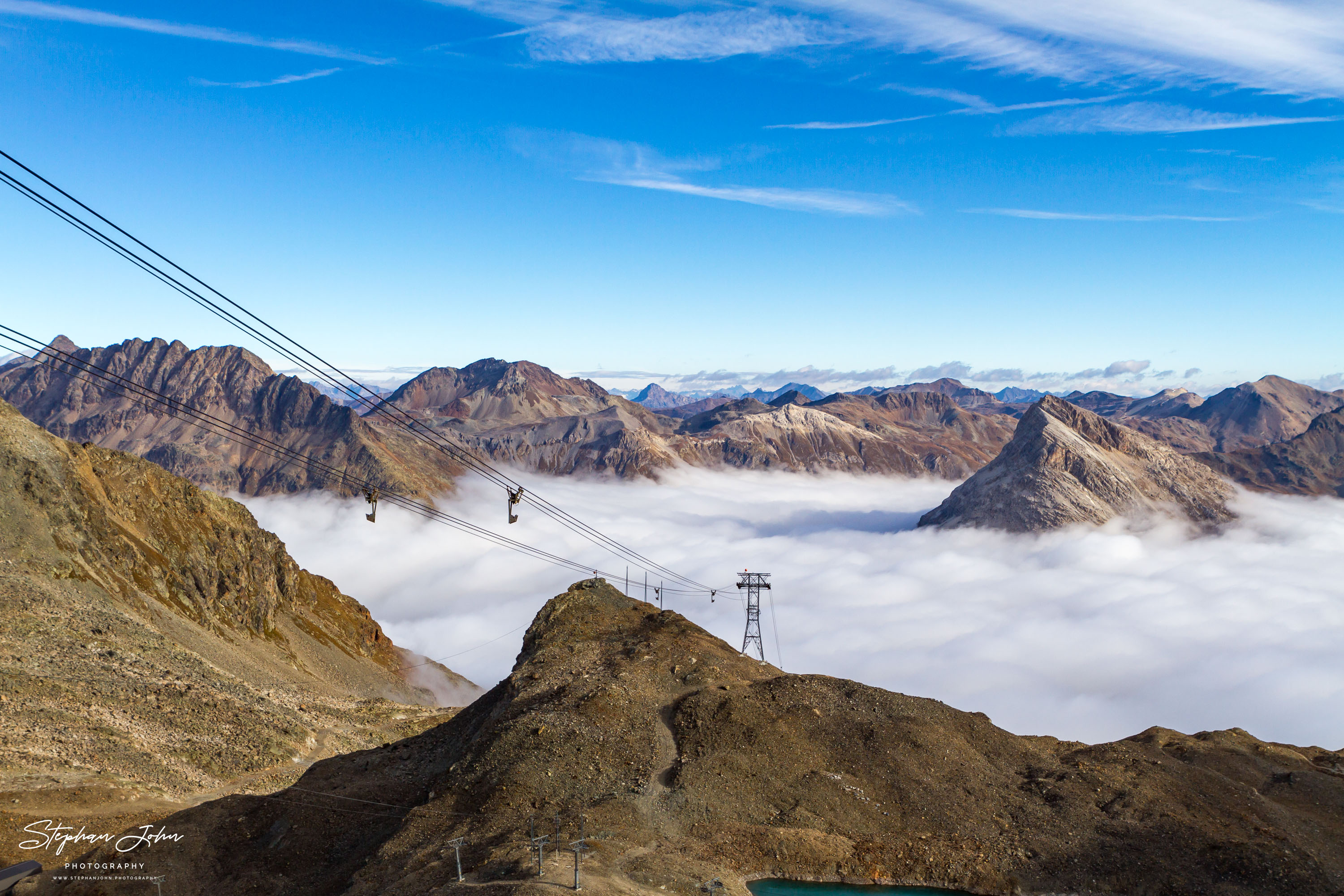 Blick über die Wolken und über das Val Bernina