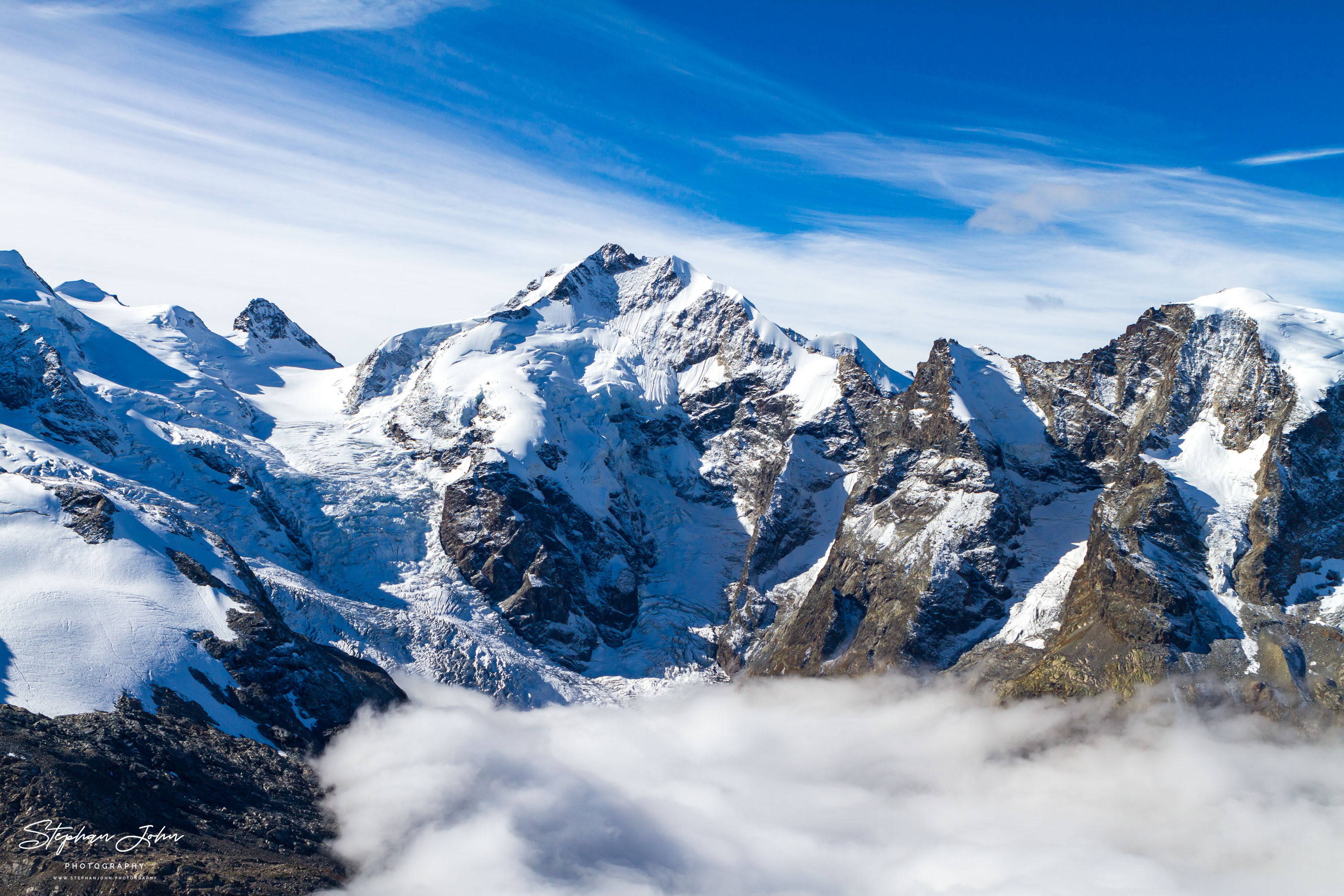Blick vom Munt Pers in die Berge mit dem Morteratsch-Gletscher