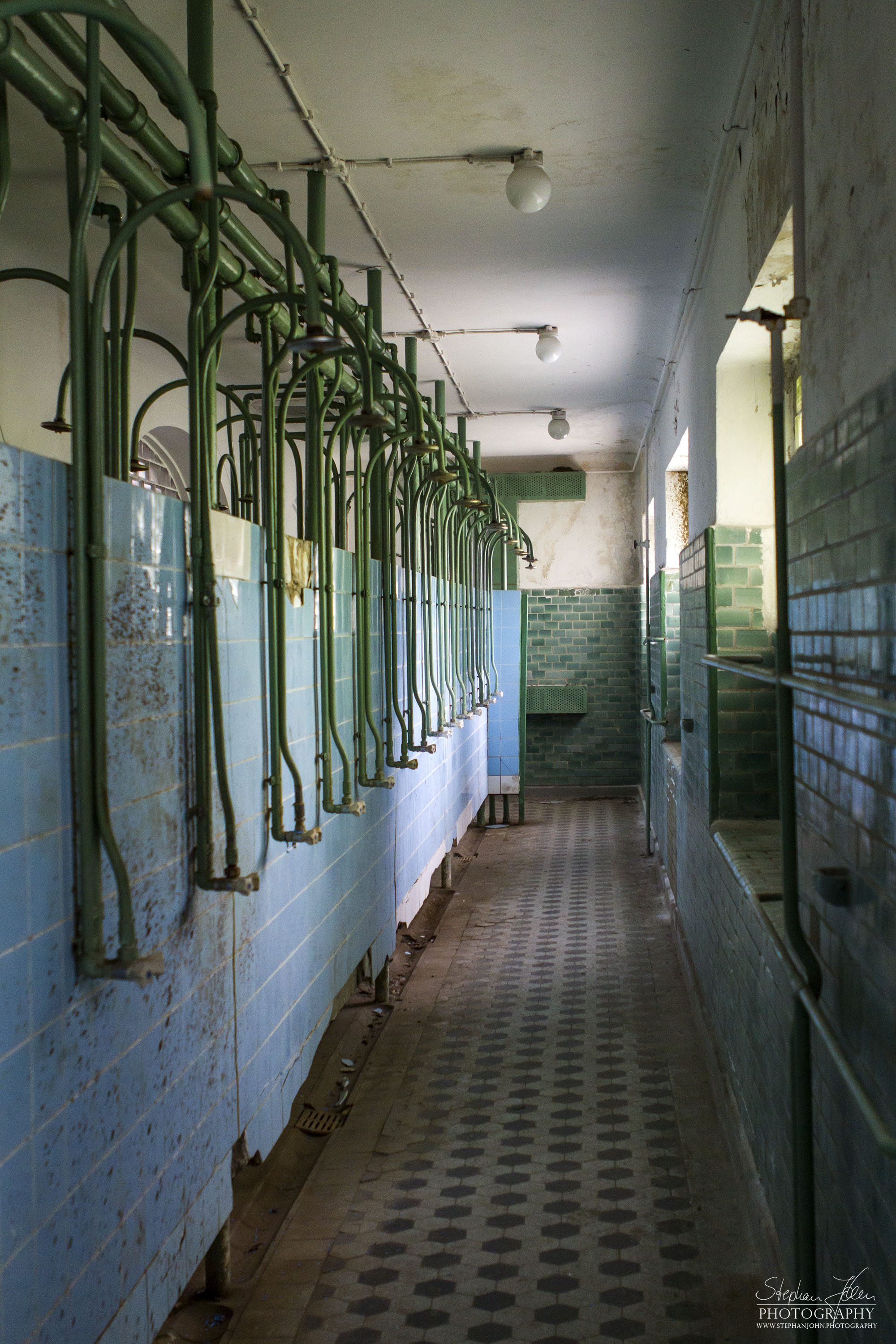 Duschanlage im Schwimmbad der Offiziershäuser in Wünsdorf