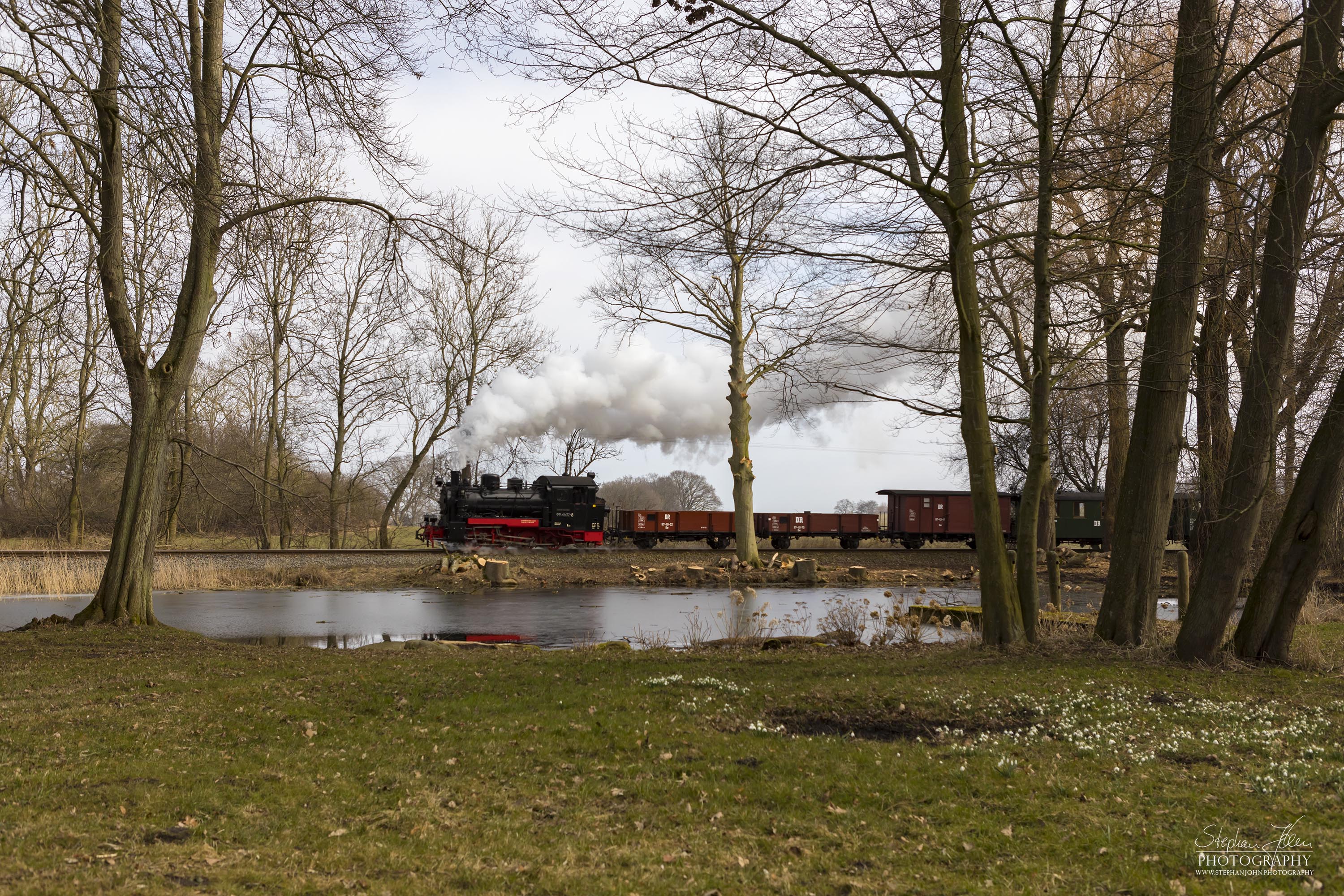 Seit der Hauptuntersuchung im Januar 2018 hat die Rügen-Lok 99 4632-8 (Vulcan-Lok) wieder eine schwarze Reichsbahnlackierung. Hier zieht die Lok einem GmP in der Nähe von Posewald.