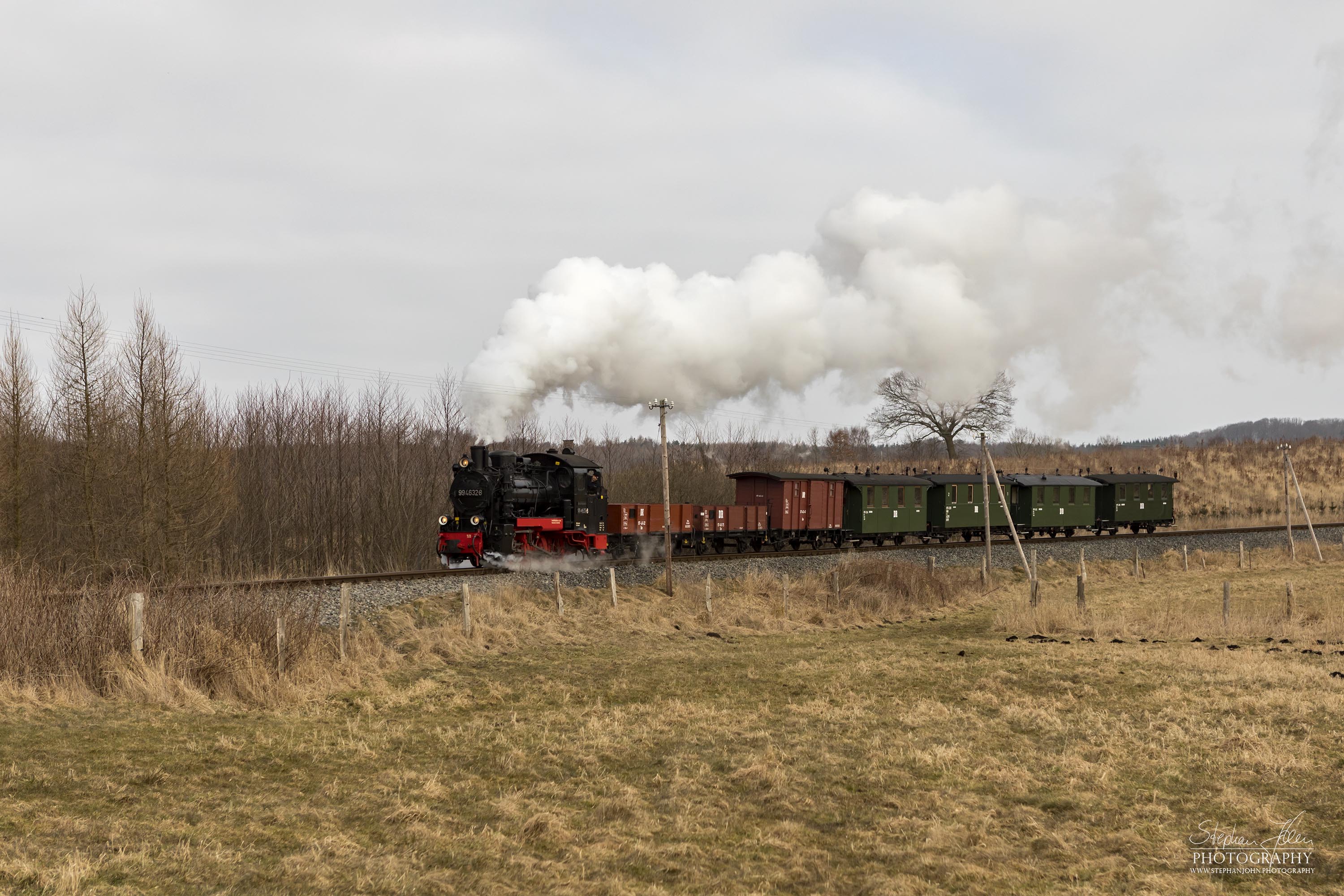 Seit der Hauptuntersuchung im Januar 2018 hat die Rügen-Lok 99 4632-8 (Vulcan-Lok) wieder eine schwarze Reichsbahnlackierung. Hier zieht die Lok einem GmP in der Nähe von Serams.