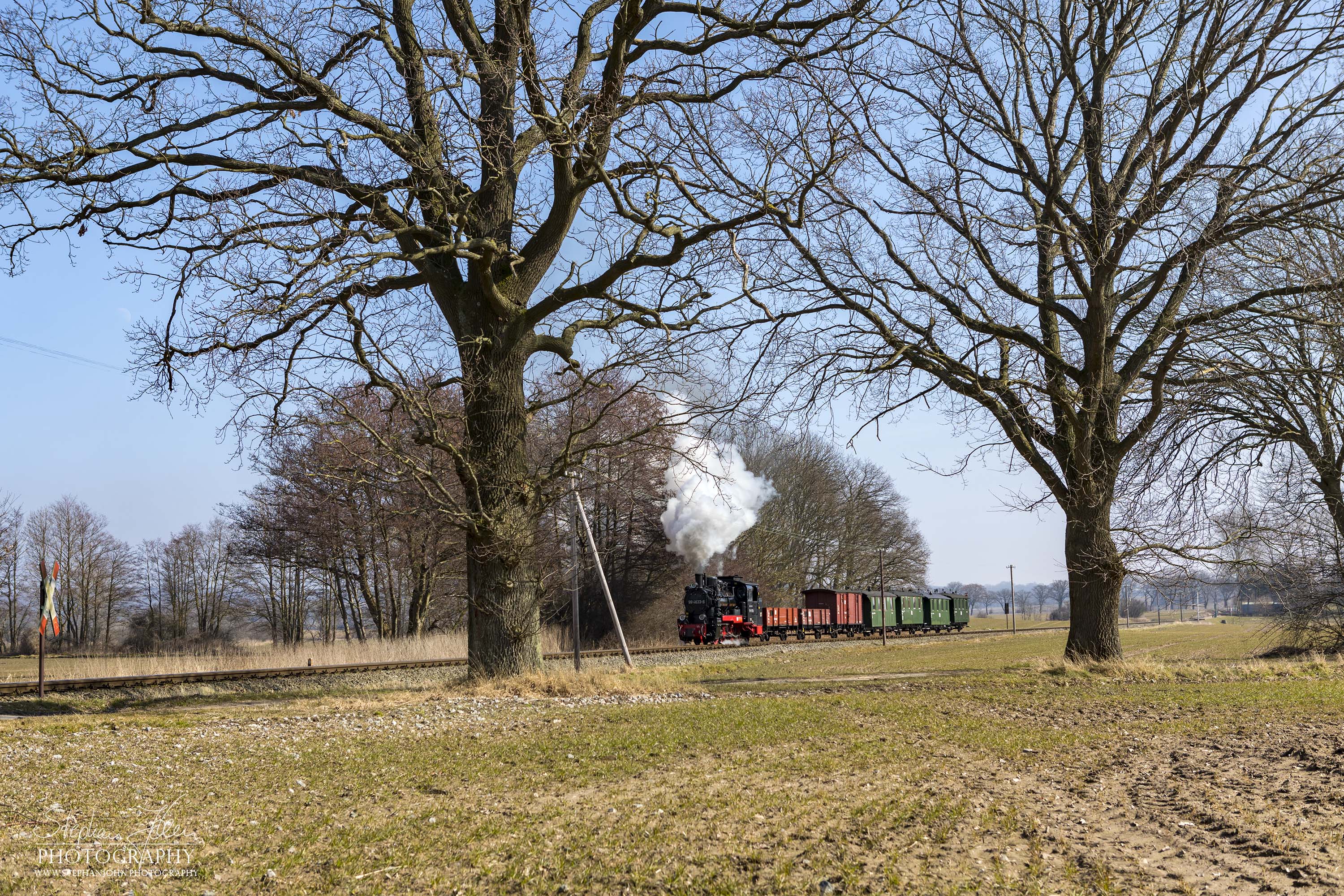 Die Rügen-Lok 99 4633-6 dampft mit einem GmP in Richtung Putbus. Hier befindet sich der Zug zwischen Posewald und Putbus