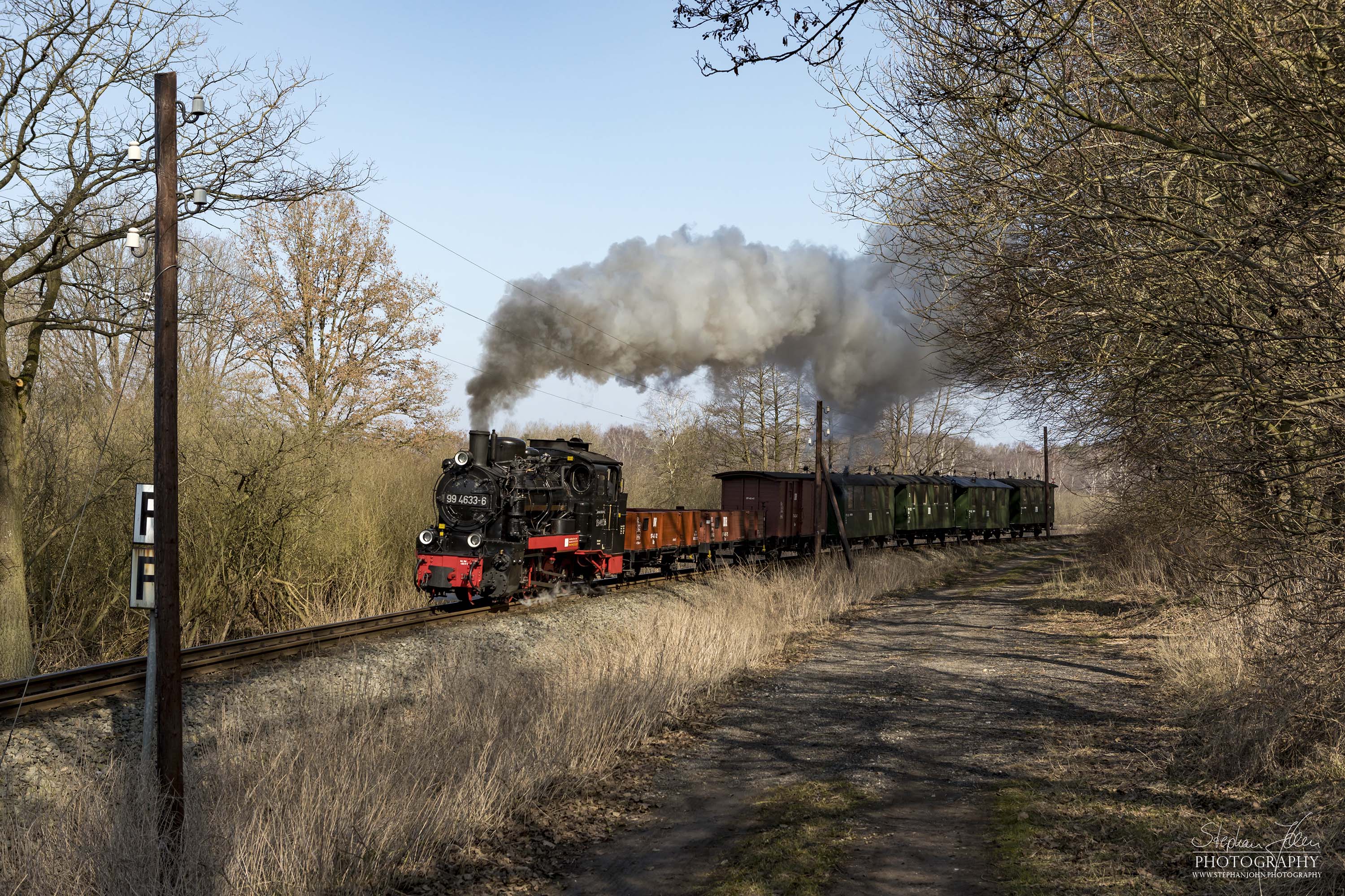 Die Rügen-Lok 99 4633-6 dampft mit einem GmP in Richtung Putbus. Der Zug befindet sich hier kurz vor Serams