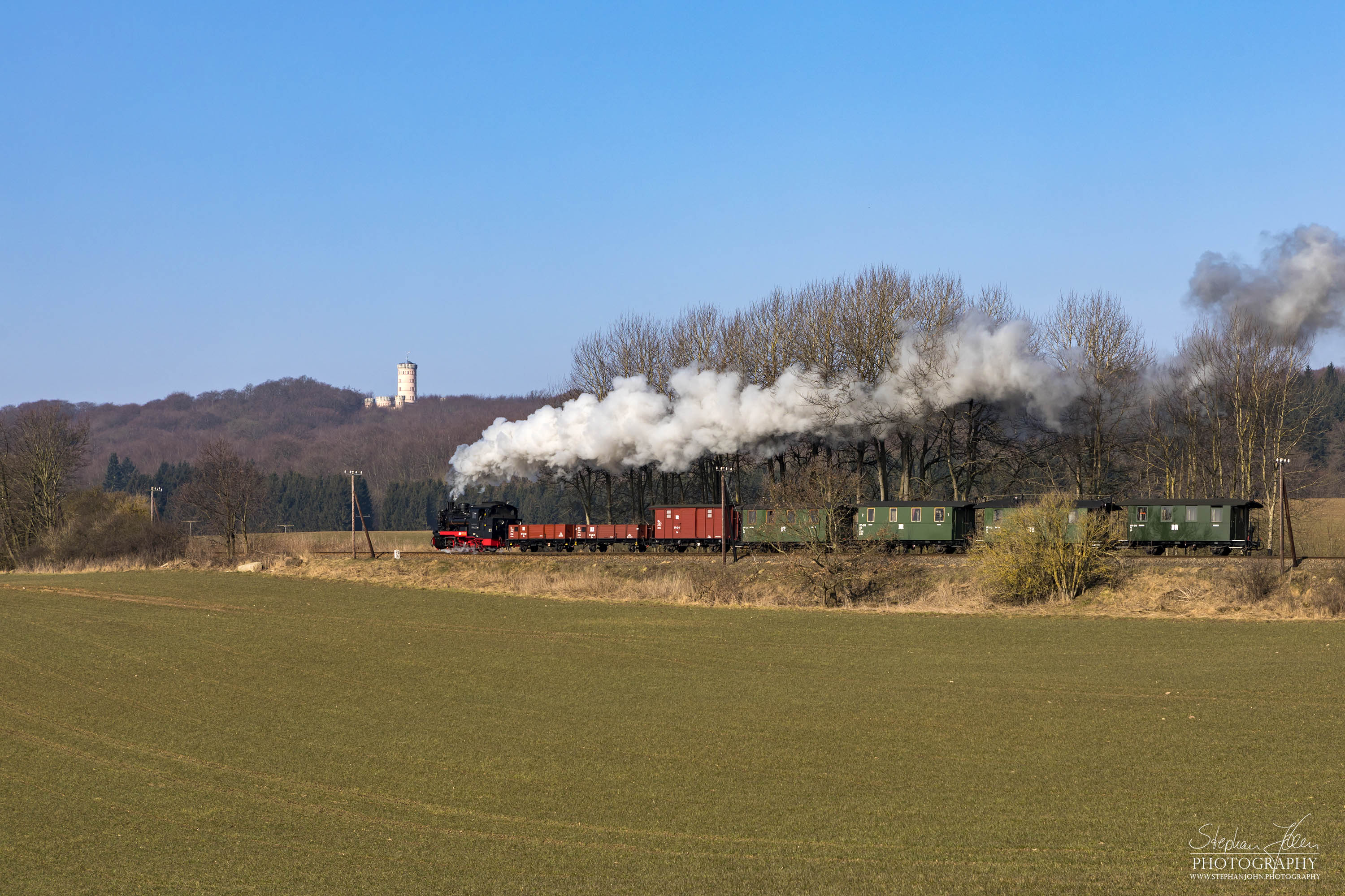 Die Rügen-Lok 99 4633-6 dampft bei traumhaften Wetter mit einem GmP durch die Granitz in Richtung Putbus. 