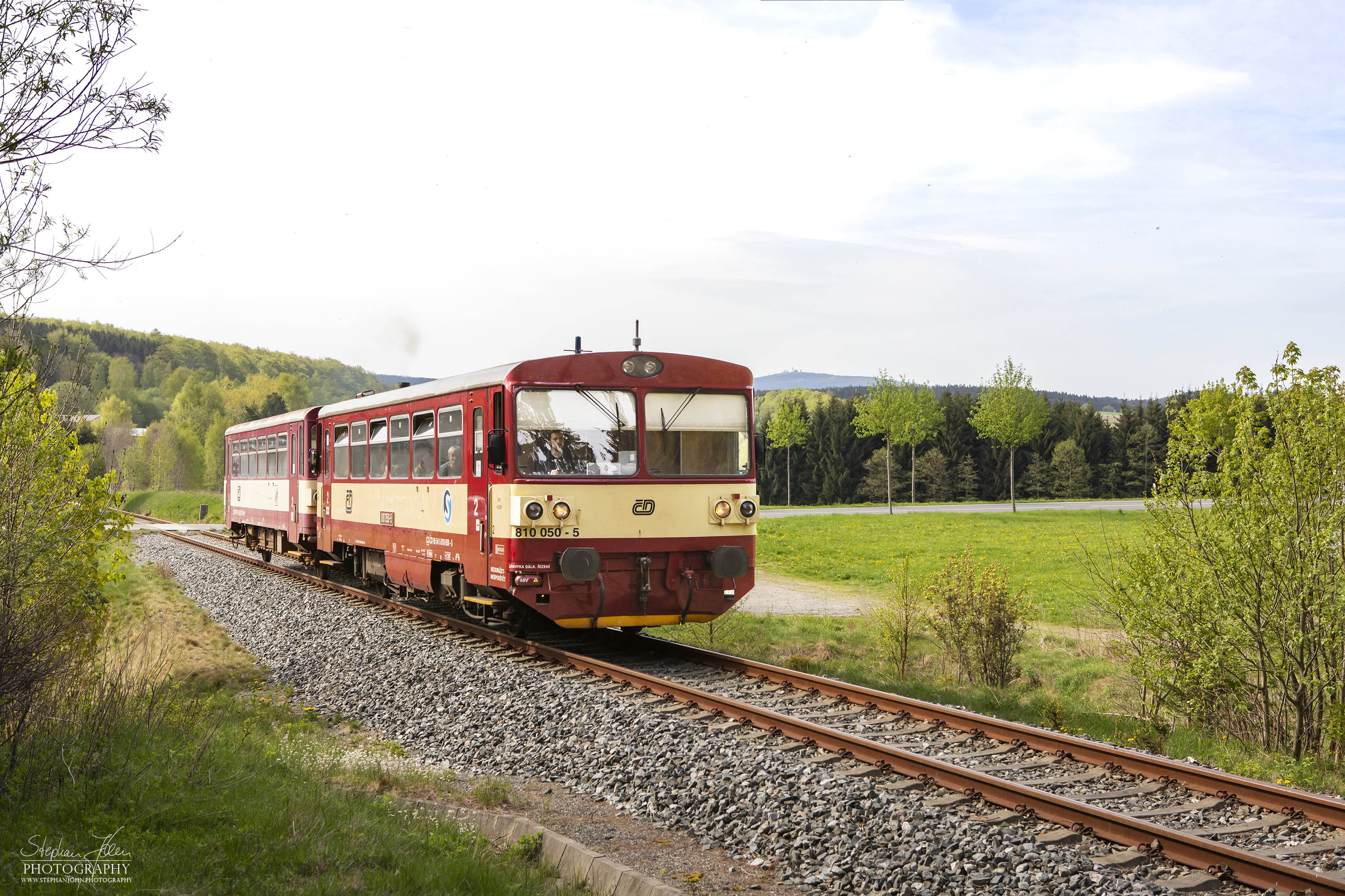 Zug Os 5691 mit Baureihe 810 (auch 