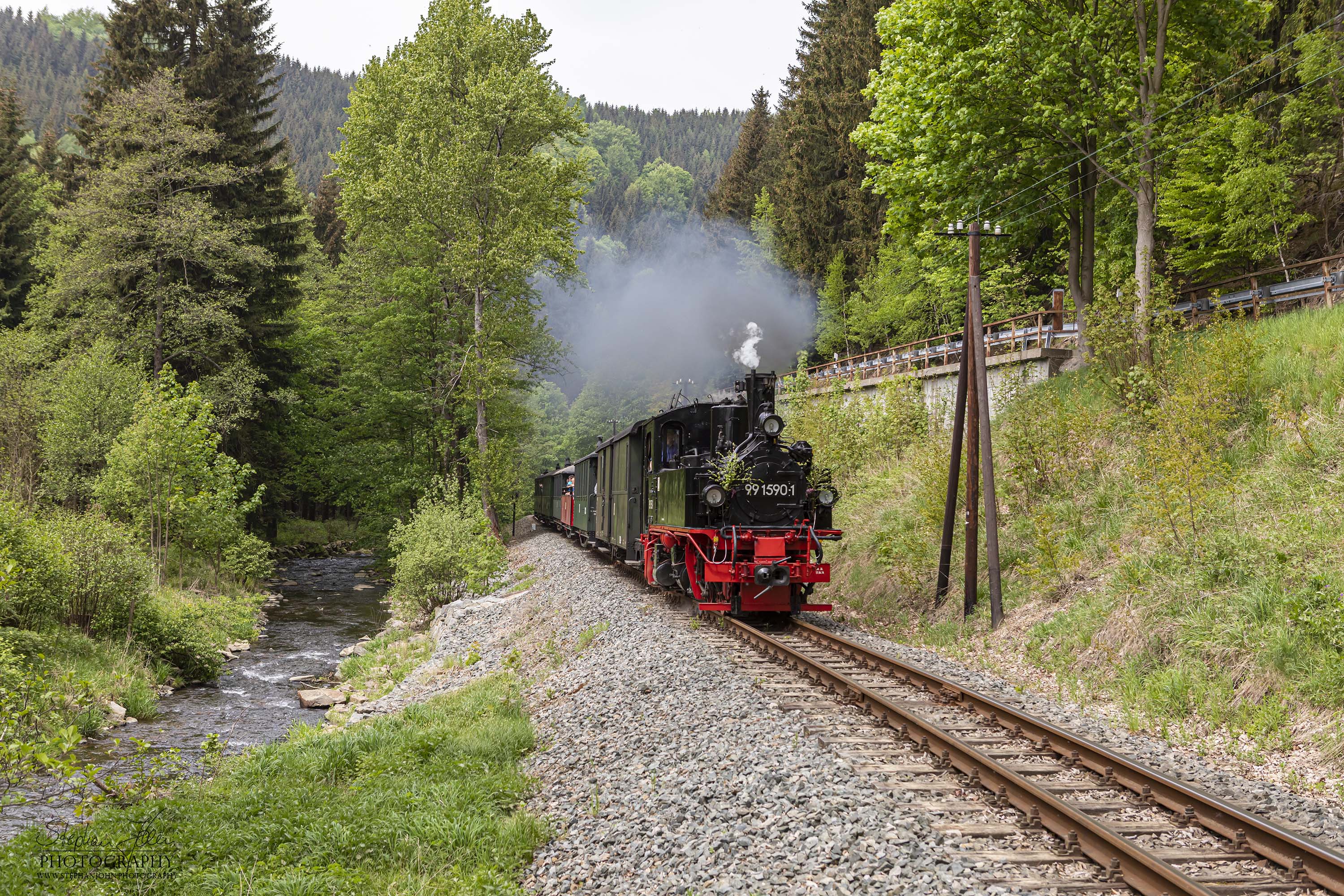 Zug P 14213 mit Lok 99 1590-1 von Steinbach nach Jöhstadt kurz vor dem Haltewpunkt Forellenhof