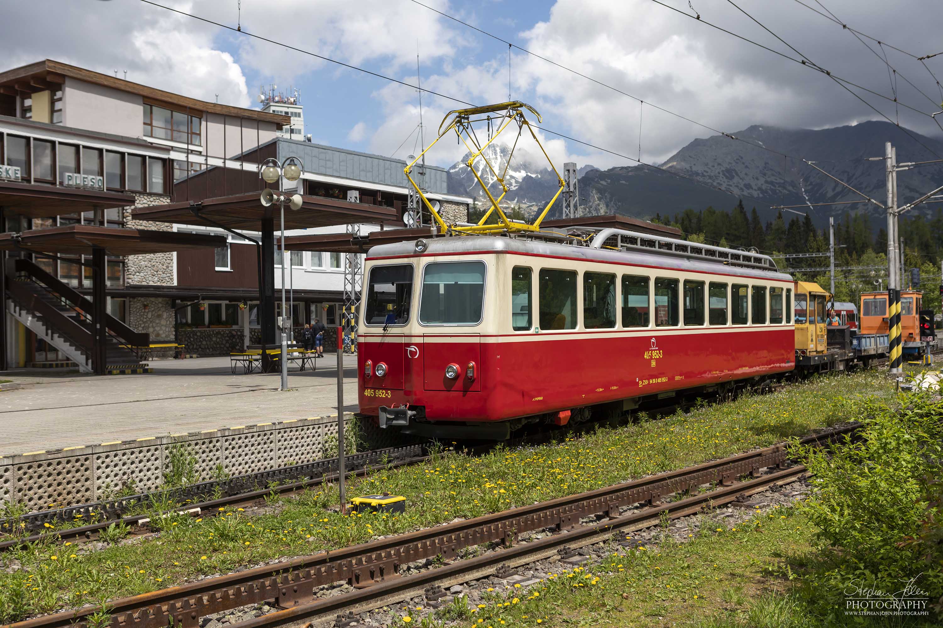 Zahnradbahn von Strba nach Strebske Pleso in der Hohen Tatra im Bahnhof Strebske Pleso.