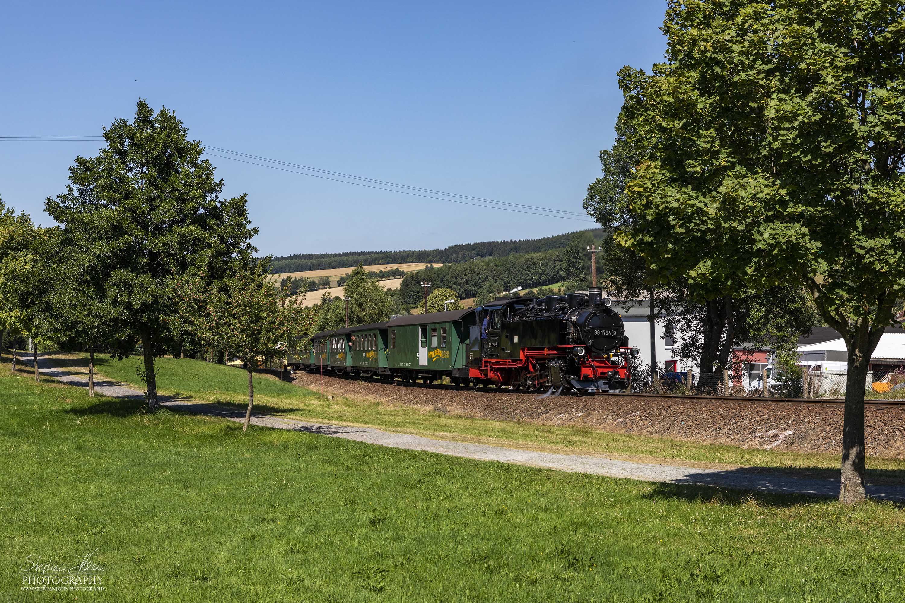 Zug P 1007 mit Lok 99 1794-9 von Cranzahl nach Oberwiesenthal zwischen Neudorf und dem Bahnhof Vierenstraße