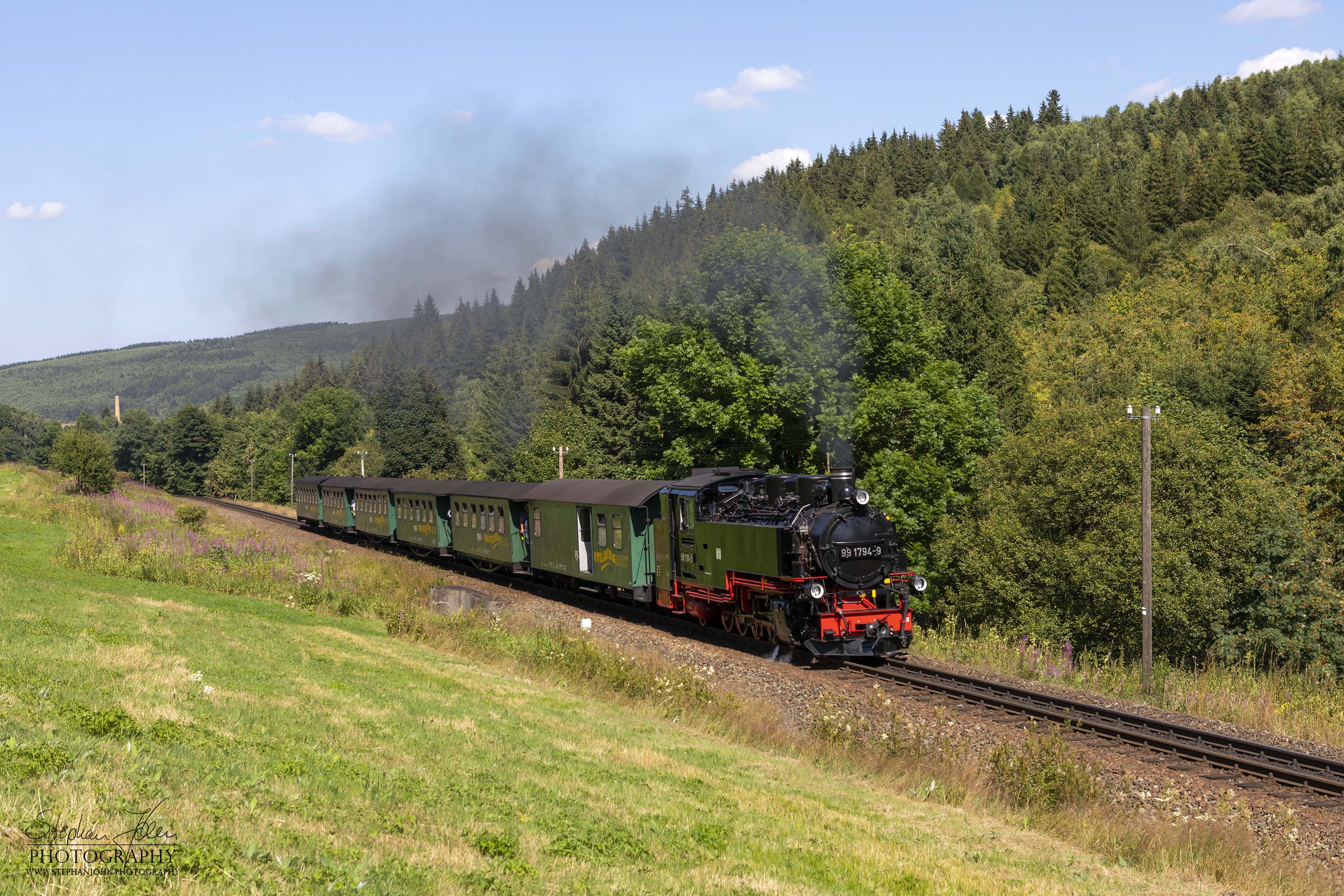 Zug P 1007 mit Lok 99 1794-9 von Cranzahl nach Oberwiesenthal zwischen Hammerunterwiesenthal und Unterwiesenthal.
