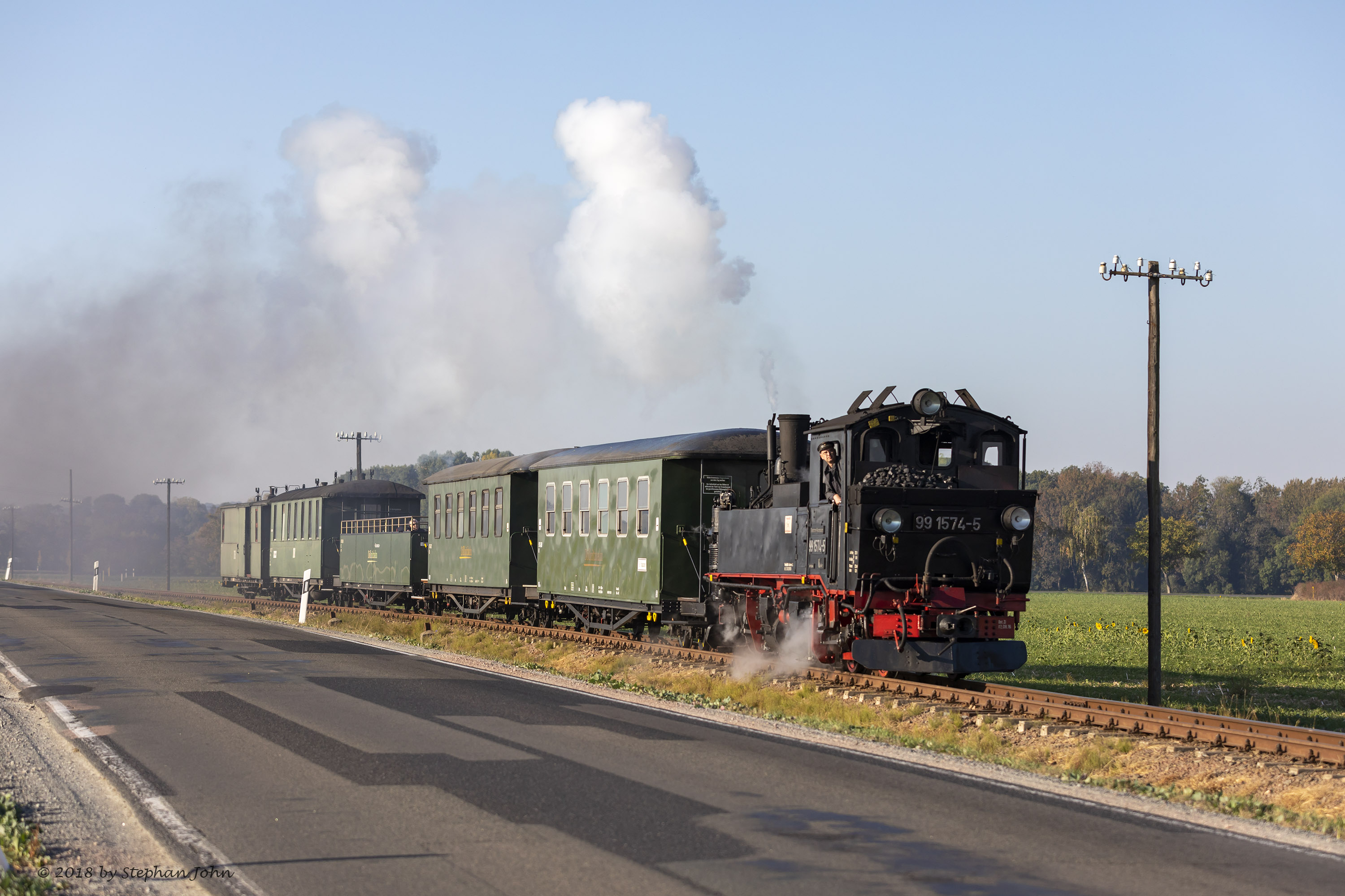 Lok 99 1574-5 mit Zug 211 nach Oschatz zwischen Schweda und Naundorf