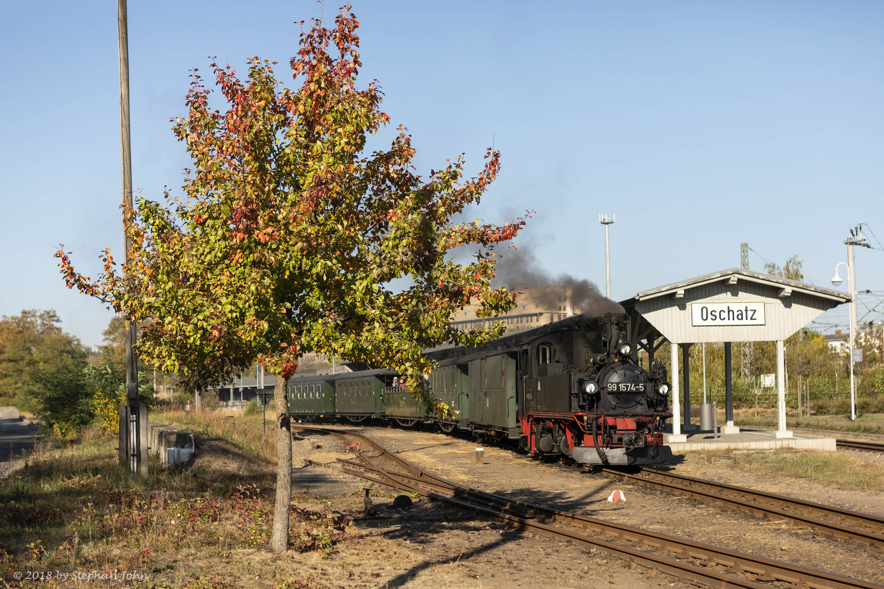 Lok 99 1574-5 mit Zug 212 nach Glossen im Bahnhof Oschatz.