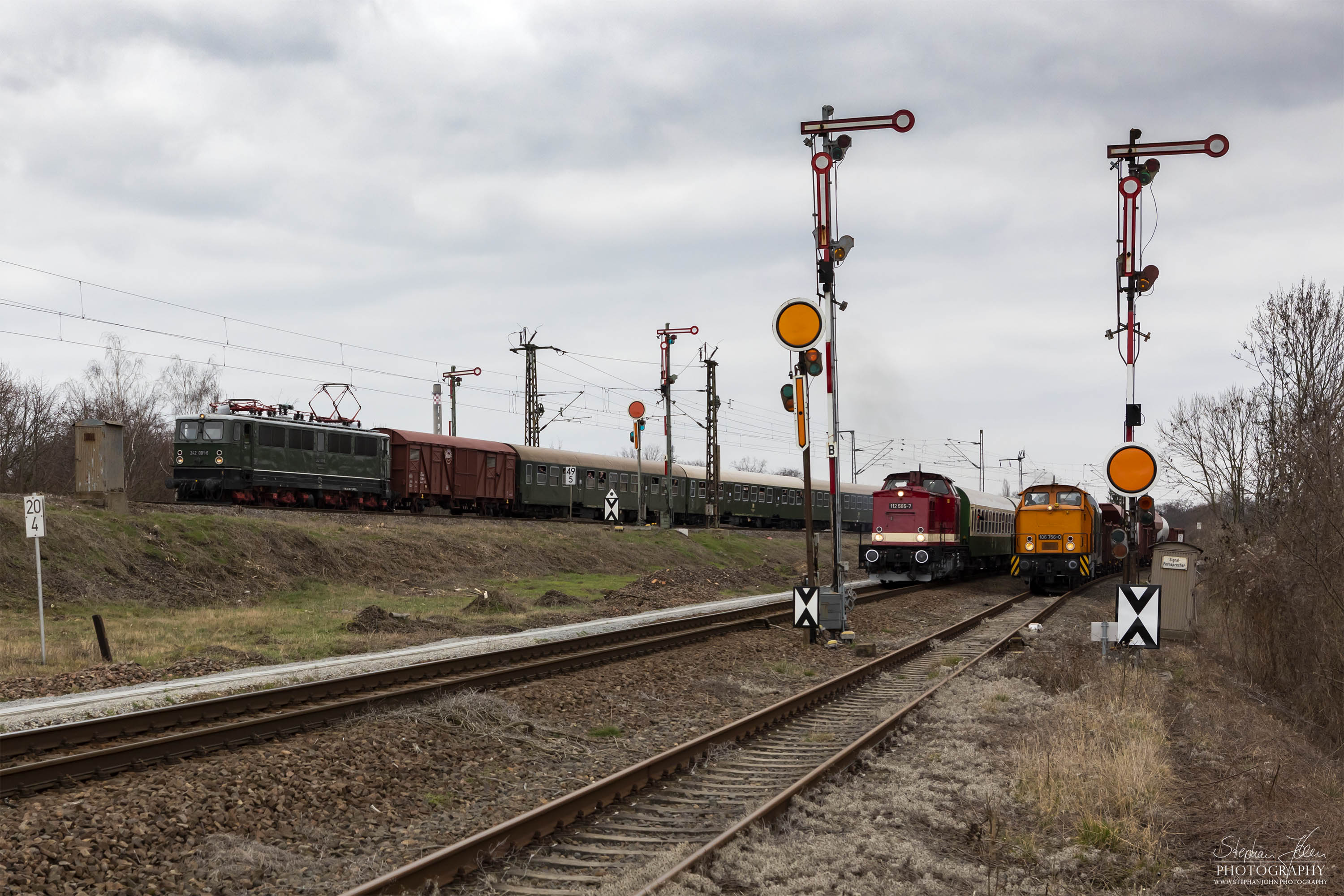 Zug 74328 mit Lok 242 001-6 nach Calbe, Zug 74327 mit Lok 112 565-7 nach Dessau und Güterzug 56558 mit Lok 106 756-0 nach Aken verlassen den bahnhof Köthen