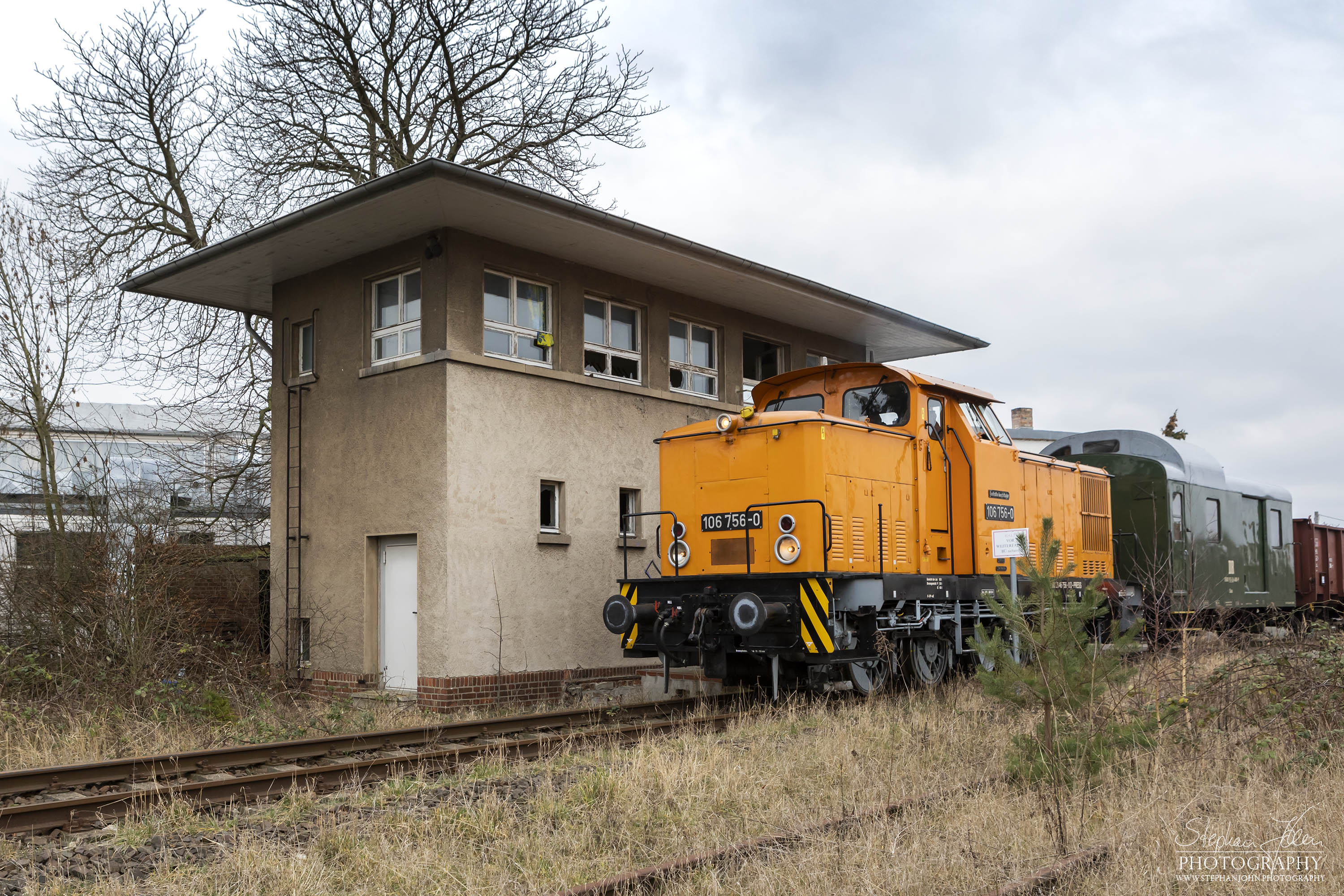 Zug 56558 mit Lok 106 756-0 von Köthen nach Aken erreicht den Bahnhof Aken
